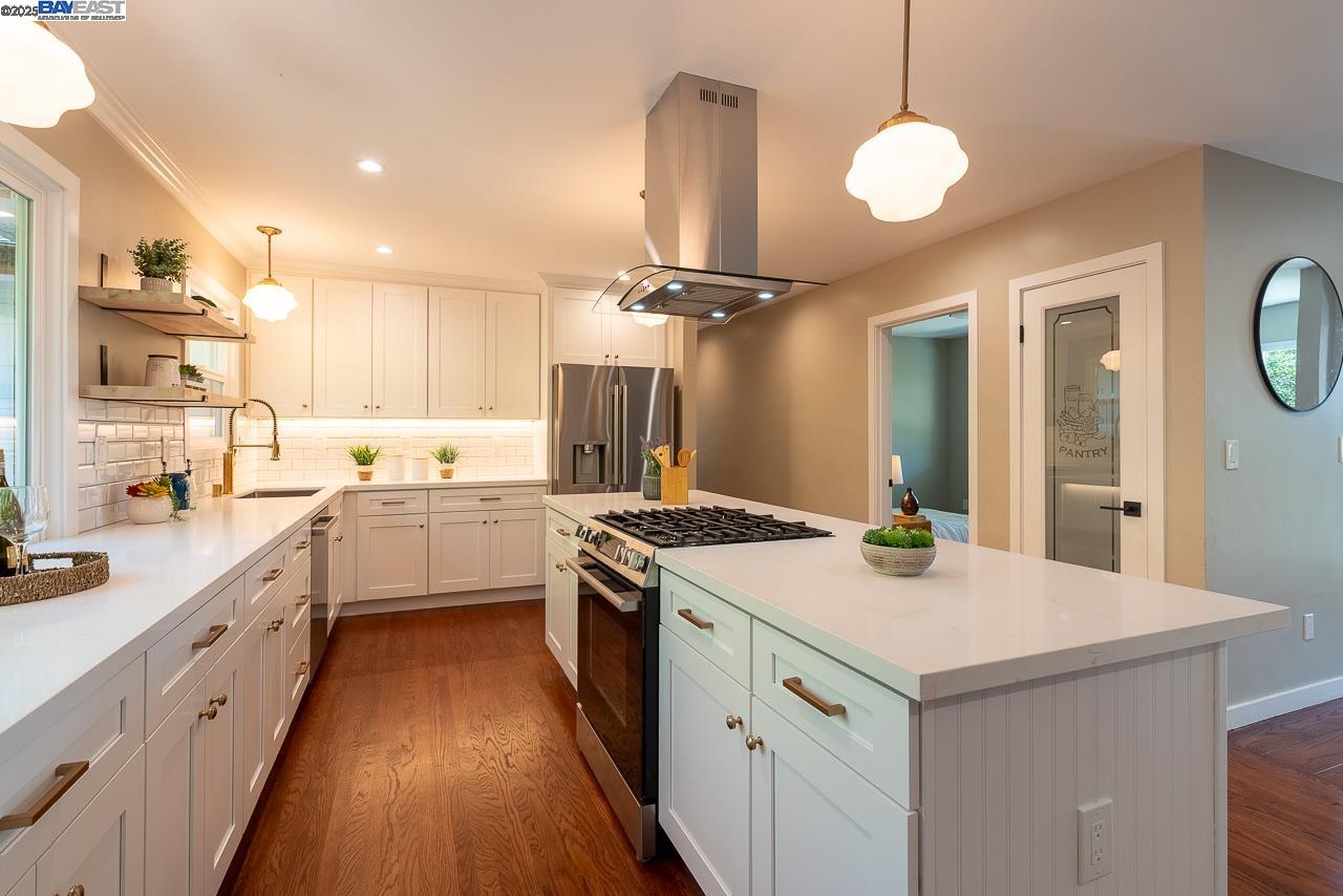 Detail Gallery Image 5 of 35 For 2818 Steinmetz Way, Oakland,  CA 94602 - 3 Beds | 2 Baths