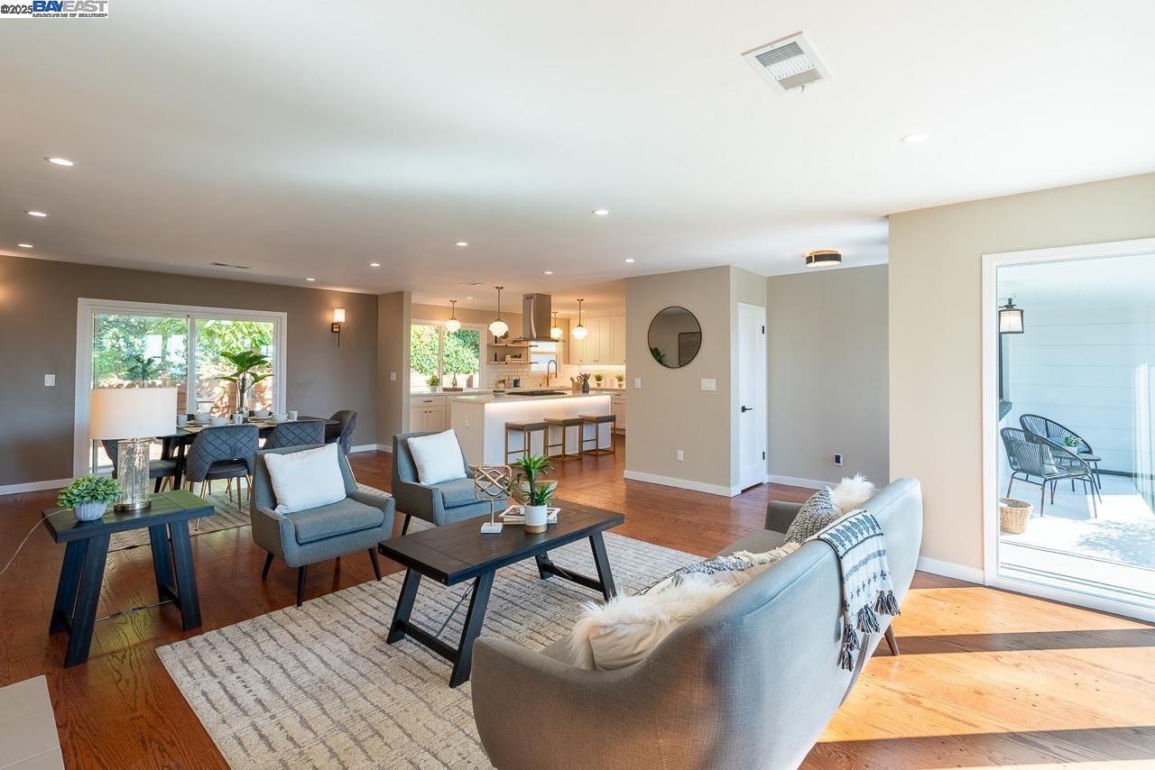 Detail Gallery Image 6 of 35 For 2818 Steinmetz Way, Oakland,  CA 94602 - 3 Beds | 2 Baths