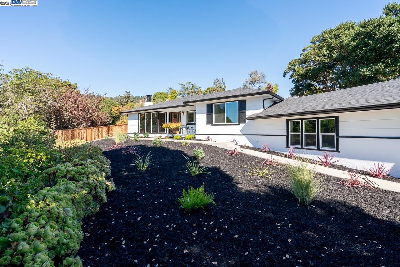 Detail Gallery Image 7 of 35 For 2818 Steinmetz Way, Oakland,  CA 94602 - 3 Beds | 2 Baths