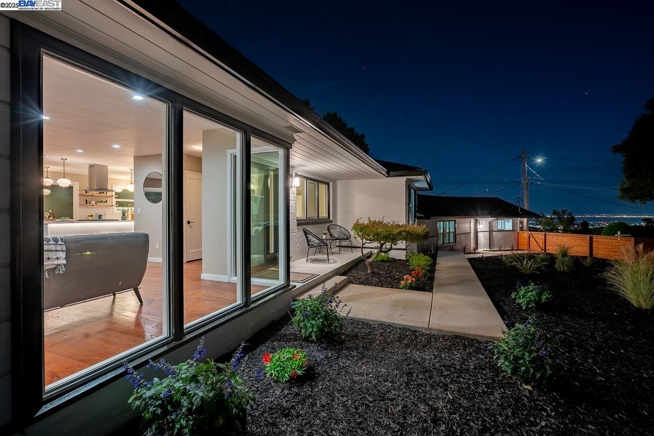 Detail Gallery Image 8 of 35 For 2818 Steinmetz Way, Oakland,  CA 94602 - 3 Beds | 2 Baths