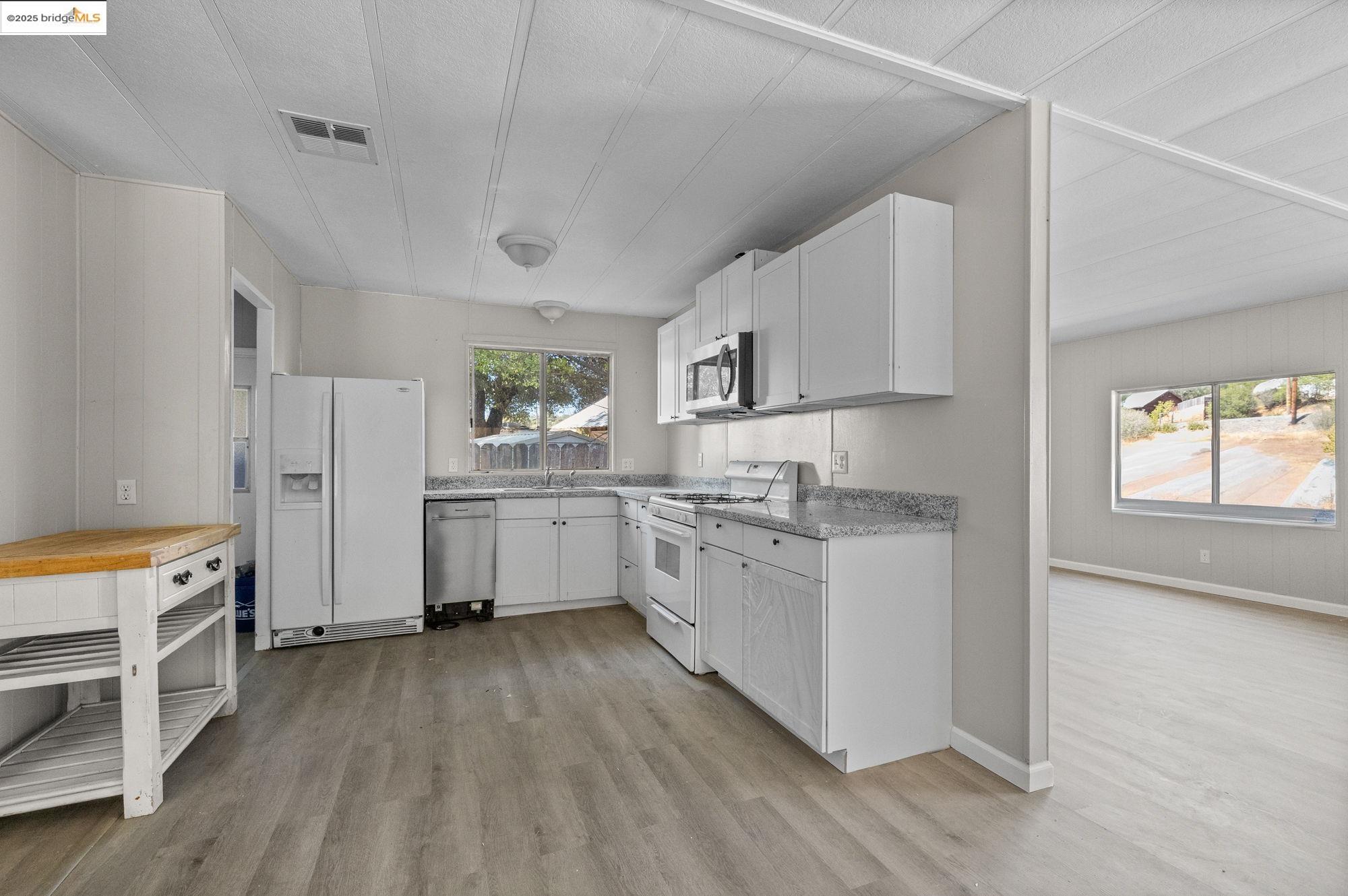 Detail Gallery Image 6 of 17 For 11185 Black Rd, Big Oak Flat,  CA 95305 - 3 Beds | 2 Baths