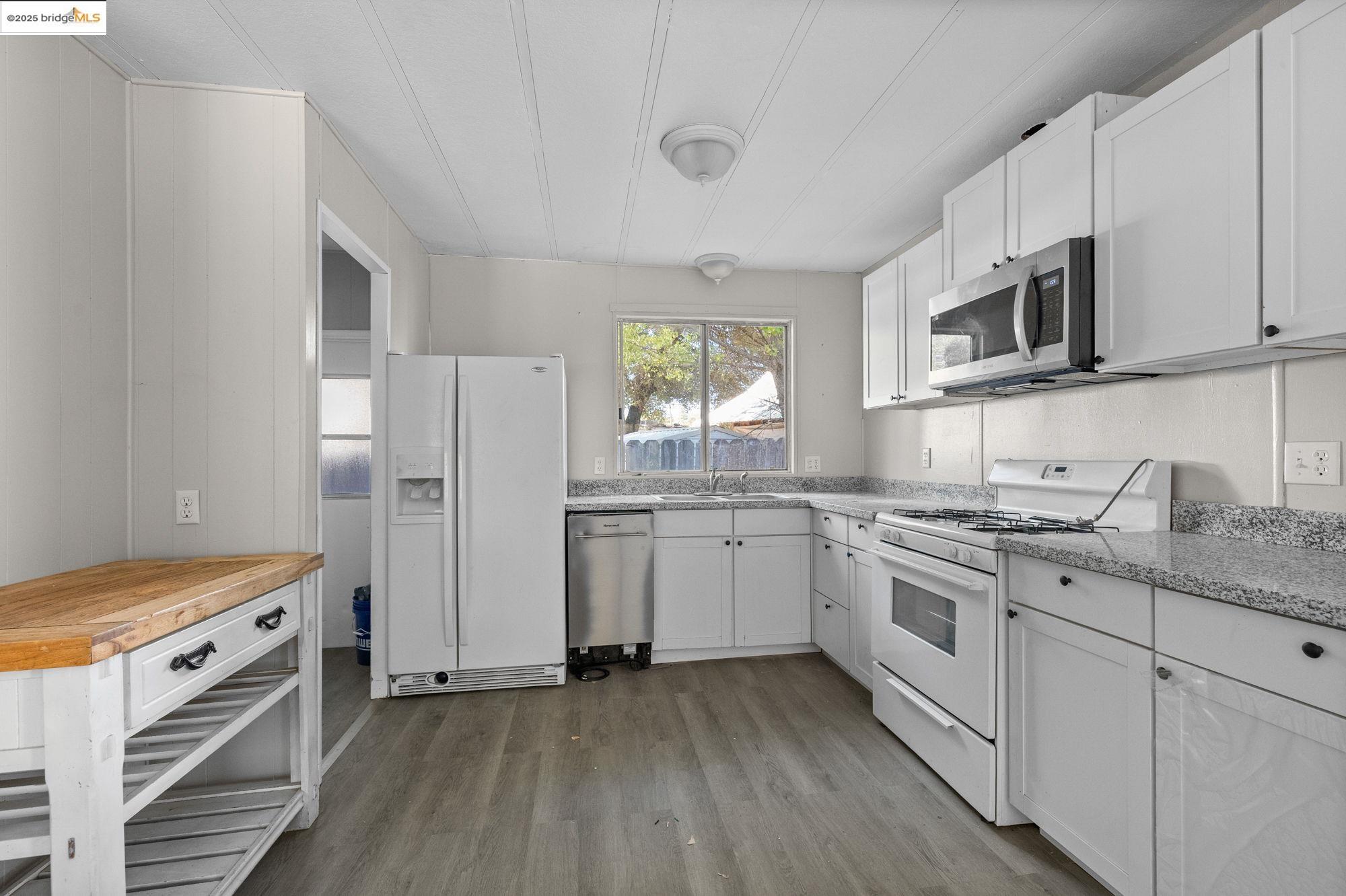 Detail Gallery Image 7 of 17 For 11185 Black Rd, Big Oak Flat,  CA 95305 - 3 Beds | 2 Baths