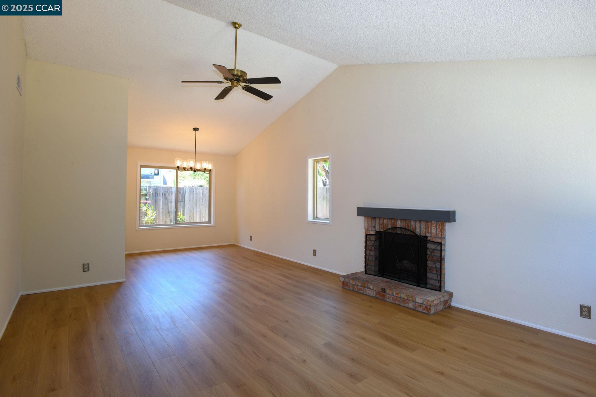 Detail Gallery Image 13 of 51 For 555 Willow Ct, Benicia,  CA 94510 - 2 Beds | 2/1 Baths