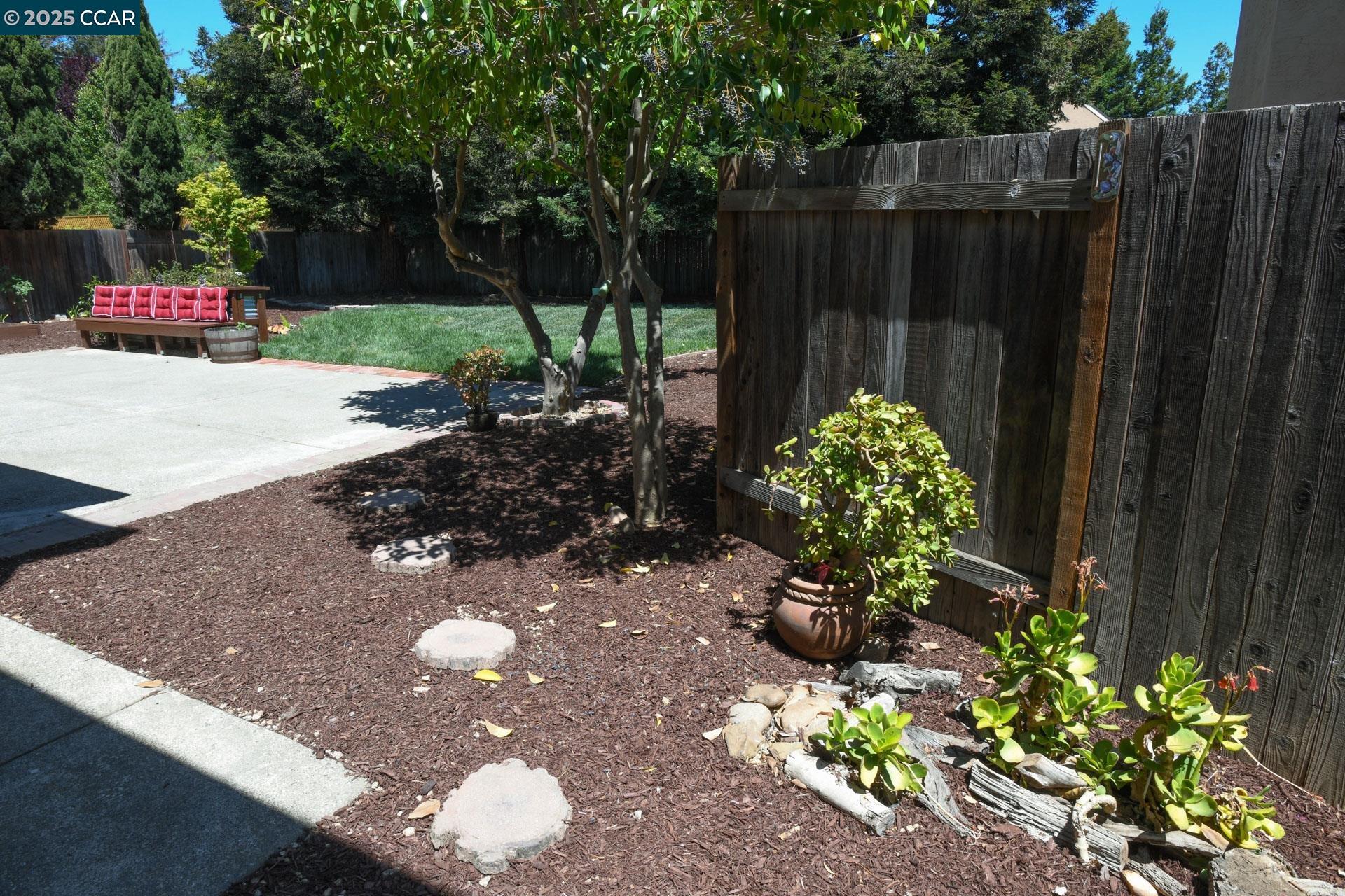 Detail Gallery Image 3 of 51 For 555 Willow Ct, Benicia,  CA 94510 - 2 Beds | 2/1 Baths
