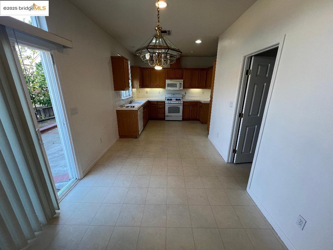 Detail Gallery Image 4 of 14 For 948 Cape May Dr, Pittsburg,  CA 94565 - 4 Beds | 2/1 Baths