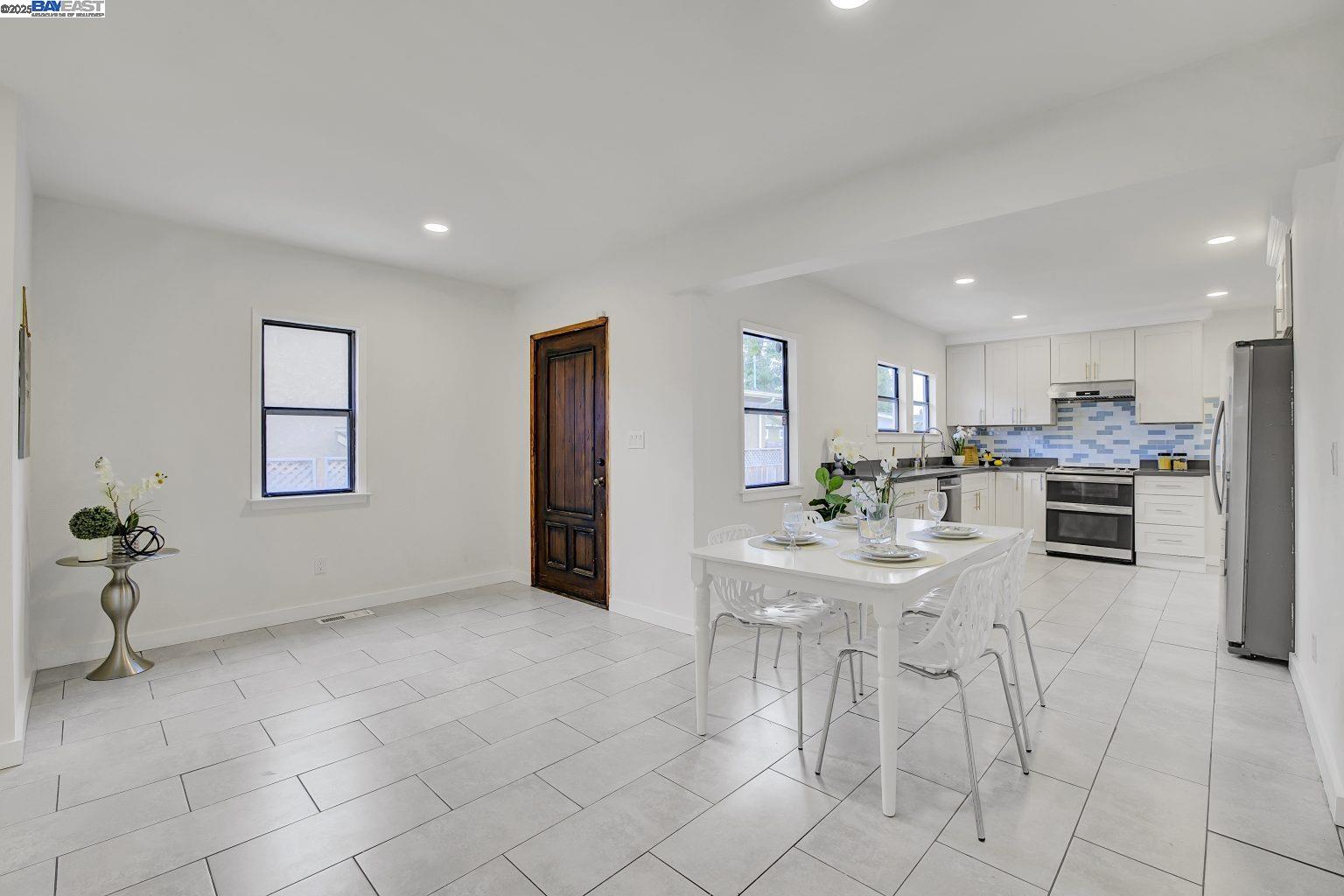 Detail Gallery Image 6 of 47 For 127 Maitland Dr, Alameda,  CA 94502 - 4 Beds | 4 Baths