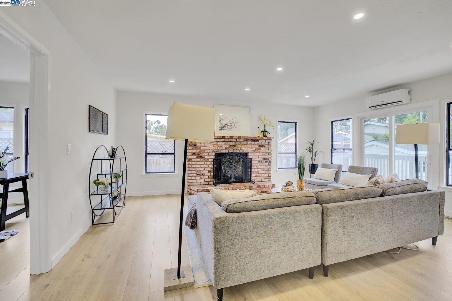 Detail Gallery Image 7 of 47 For 127 Maitland Dr, Alameda,  CA 94502 - 4 Beds | 4 Baths