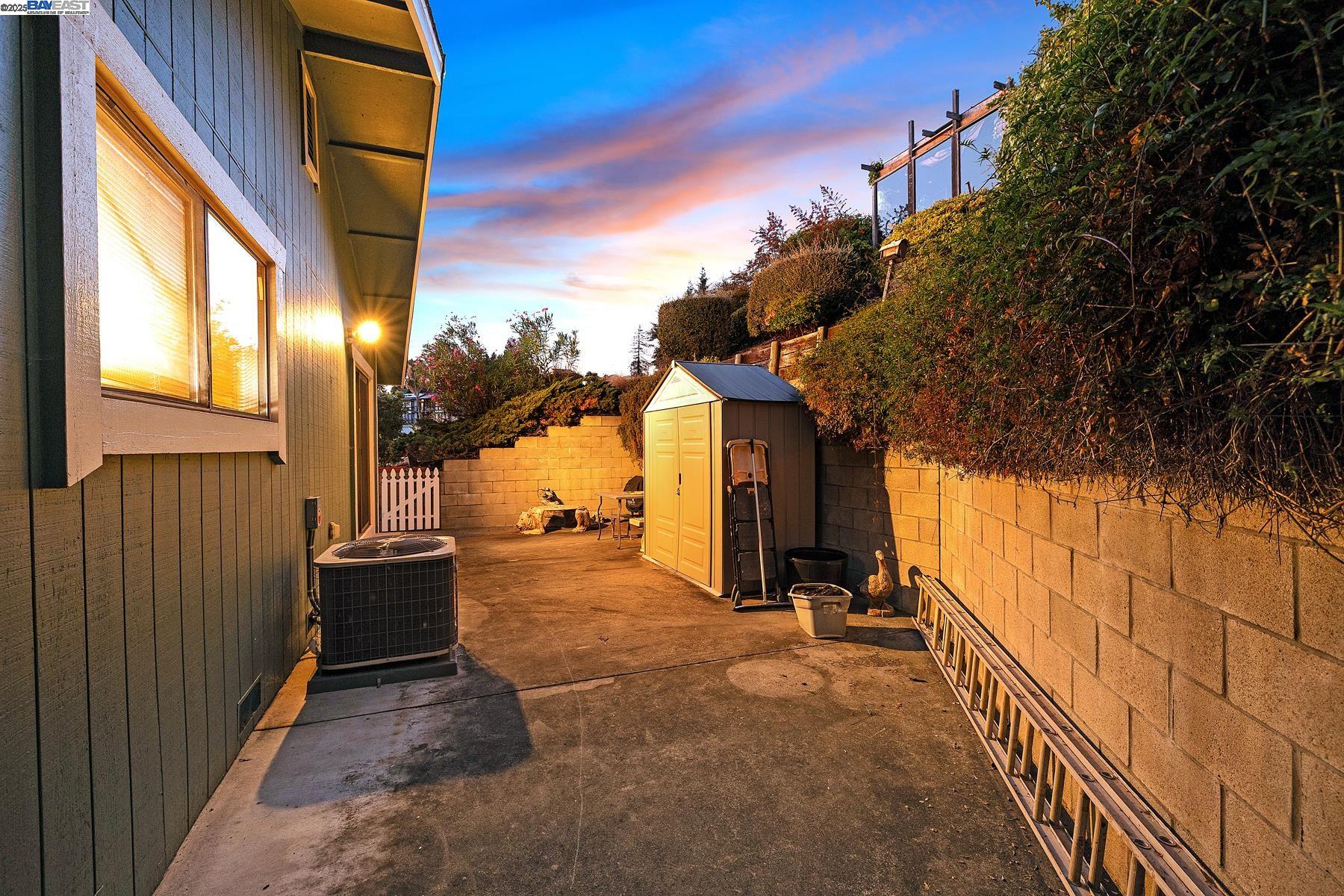 Detail Gallery Image 32 of 44 For 17220 Robey Dr, Castro Valley,  CA 94546 - 3 Beds | 2 Baths