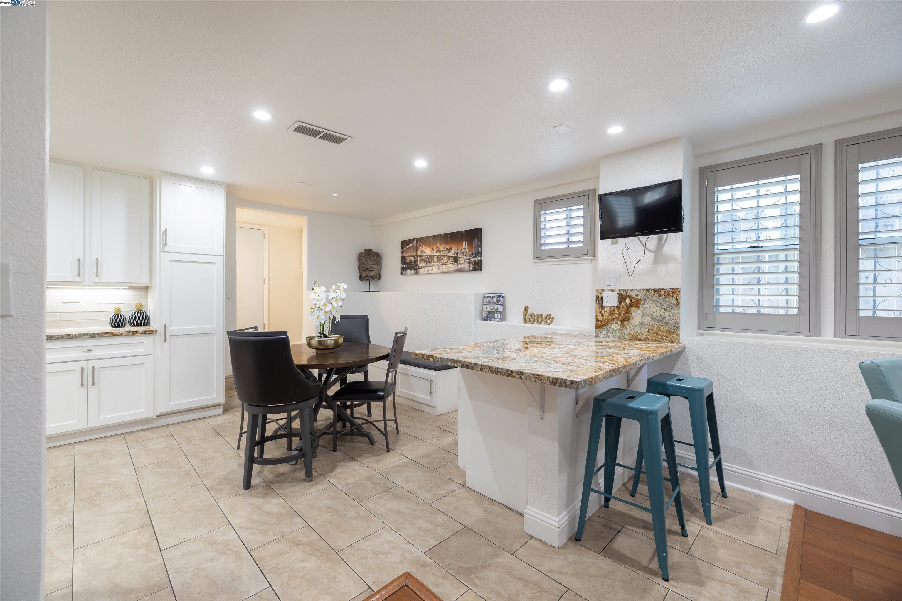 Detail Gallery Image 11 of 55 For 1234 Willow St, Oakland,  CA 94607 - 3 Beds | 1/1 Baths