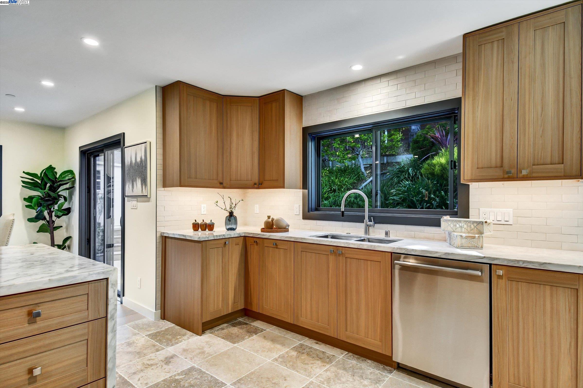 Detail Gallery Image 15 of 42 For 148 Auburn St, San Rafael,  CA 94901 - 4 Beds | 3/1 Baths