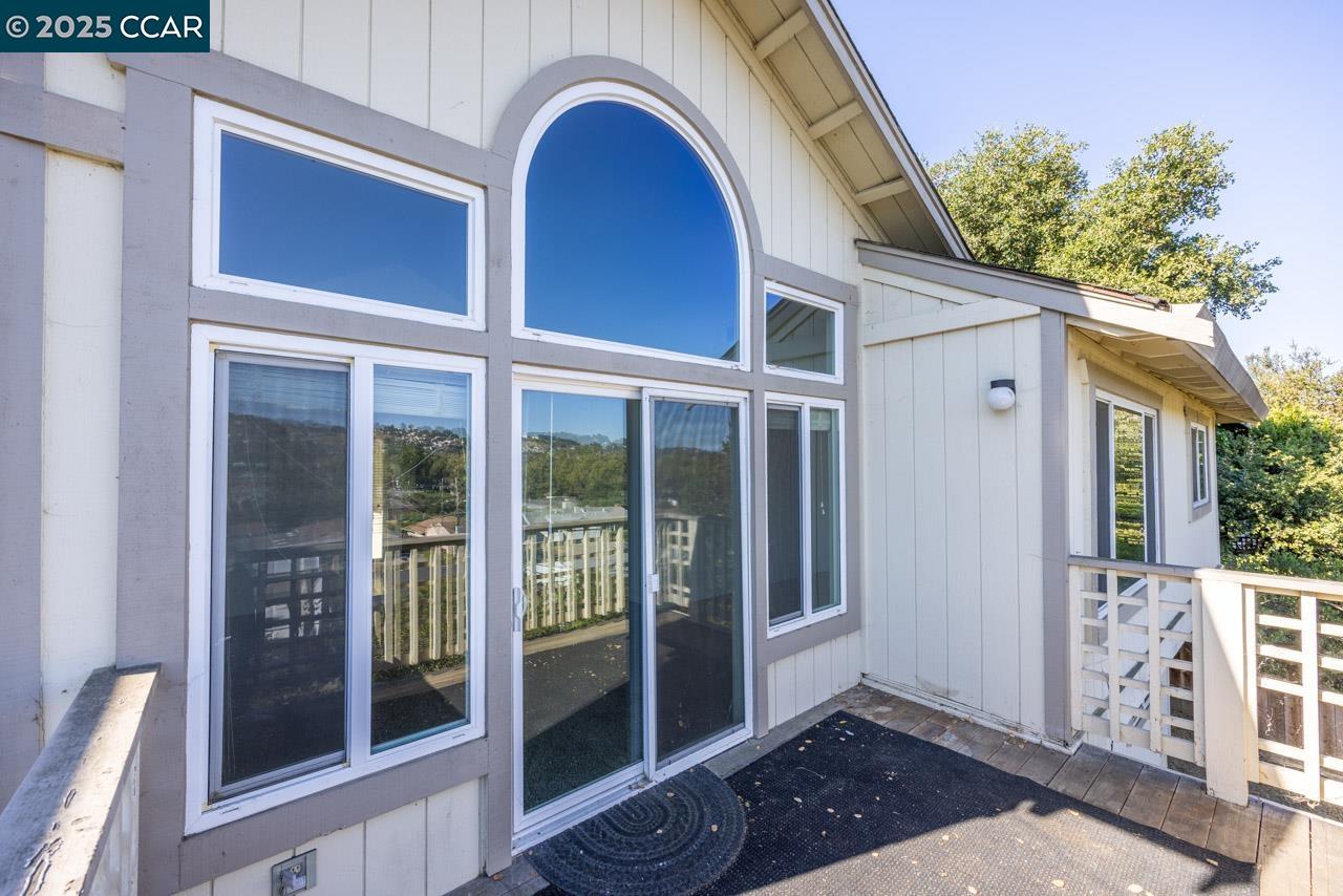 Detail Gallery Image 10 of 33 For 160 Live Oak Ct, Vallejo,  CA 94591 - 4 Beds | 2/1 Baths