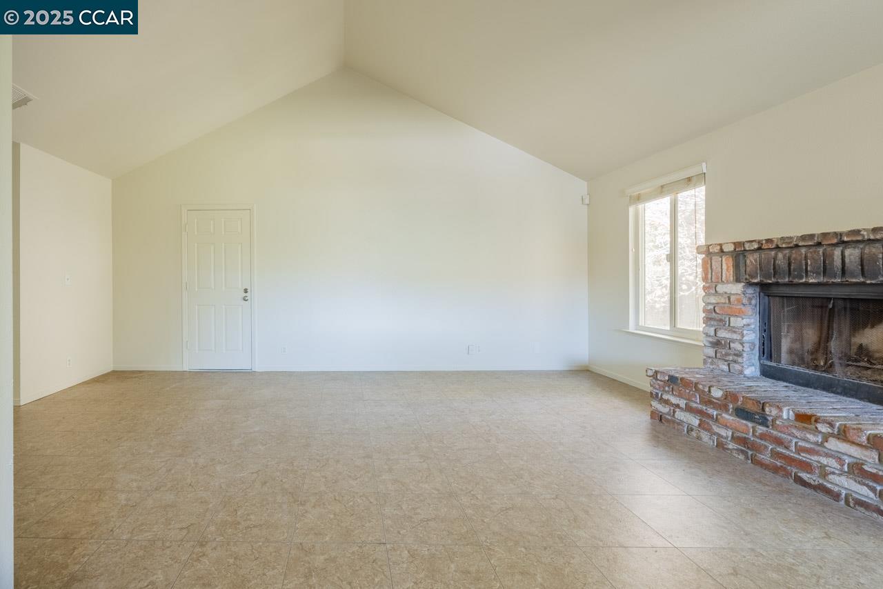 Detail Gallery Image 11 of 33 For 160 Live Oak Ct, Vallejo,  CA 94591 - 4 Beds | 2/1 Baths