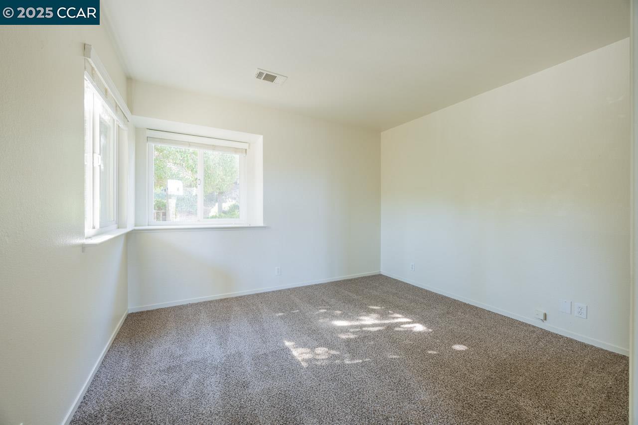 Detail Gallery Image 13 of 33 For 160 Live Oak Ct, Vallejo,  CA 94591 - 4 Beds | 2/1 Baths