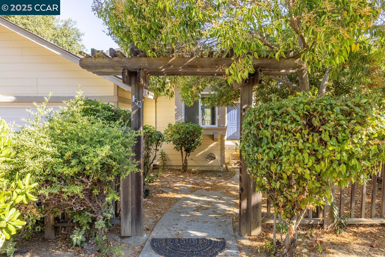 Detail Gallery Image 2 of 33 For 160 Live Oak Ct, Vallejo,  CA 94591 - 4 Beds | 2/1 Baths