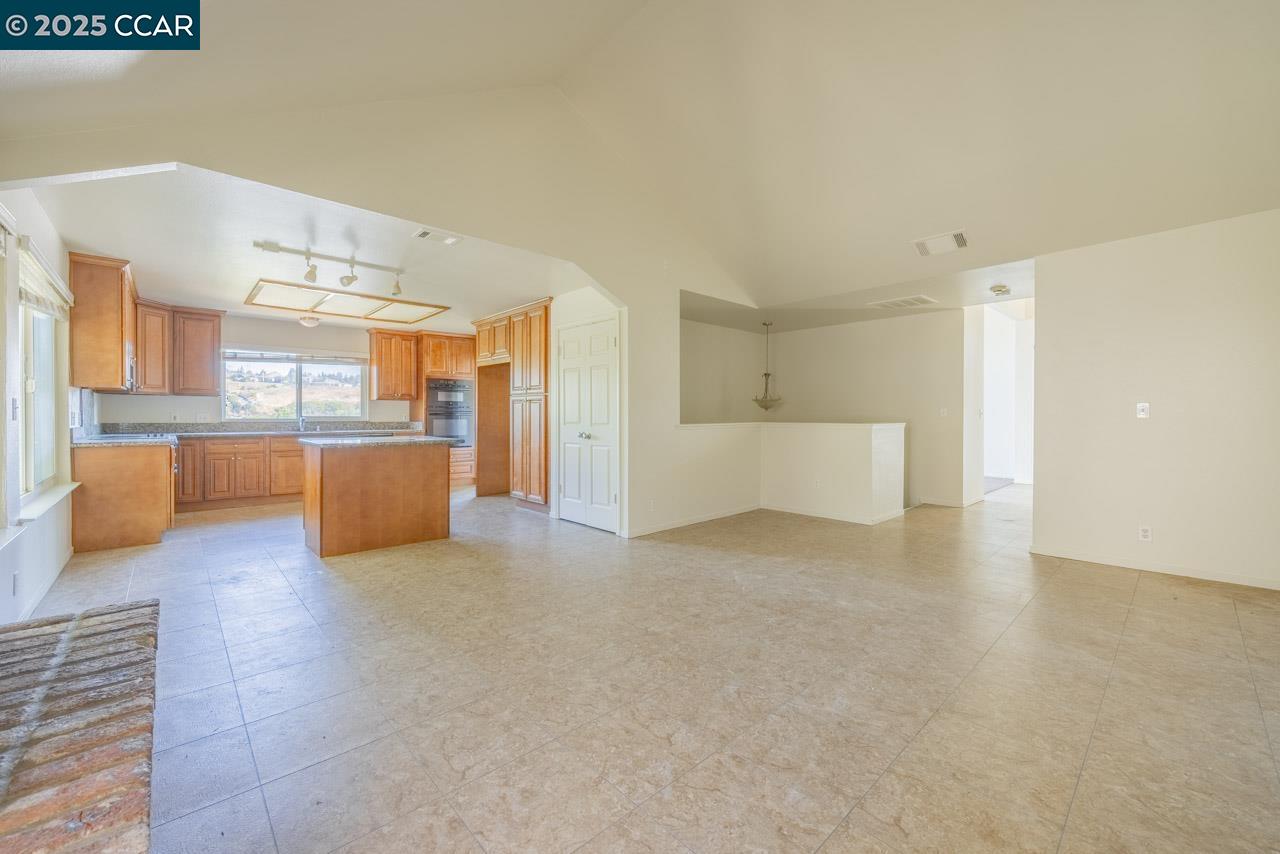 Detail Gallery Image 7 of 33 For 160 Live Oak Ct, Vallejo,  CA 94591 - 4 Beds | 2/1 Baths