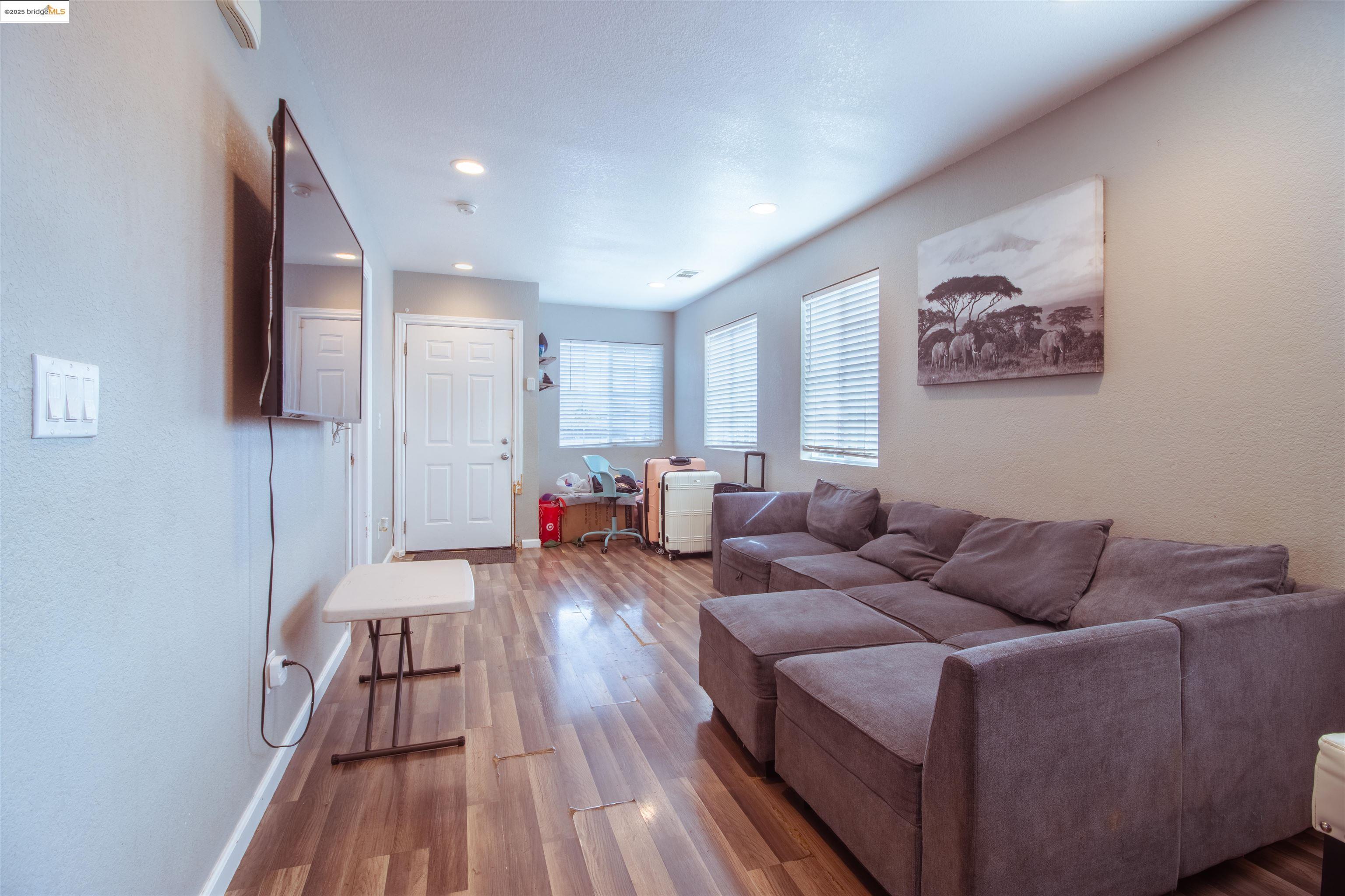 Detail Gallery Image 6 of 15 For 653 2nd St, Richmond,  CA 94801 - 4 Beds | 3 Baths