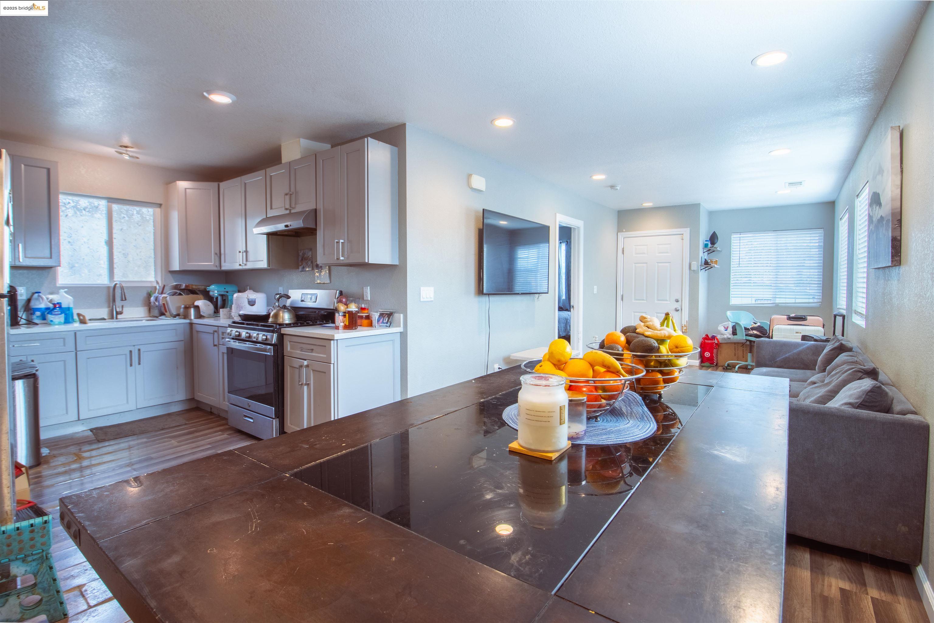 Detail Gallery Image 8 of 15 For 653 2nd St, Richmond,  CA 94801 - 4 Beds | 3 Baths