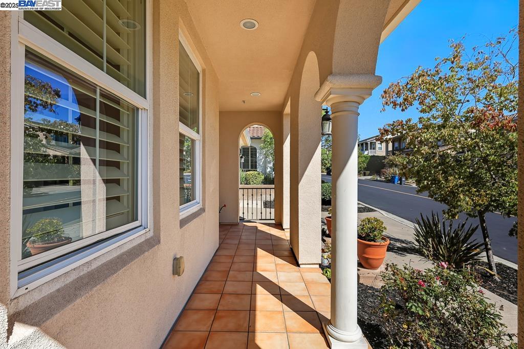 Detail Gallery Image 3 of 60 For 192 Carrick Cir, Hayward,  CA 94542 - 4 Beds | 3/1 Baths