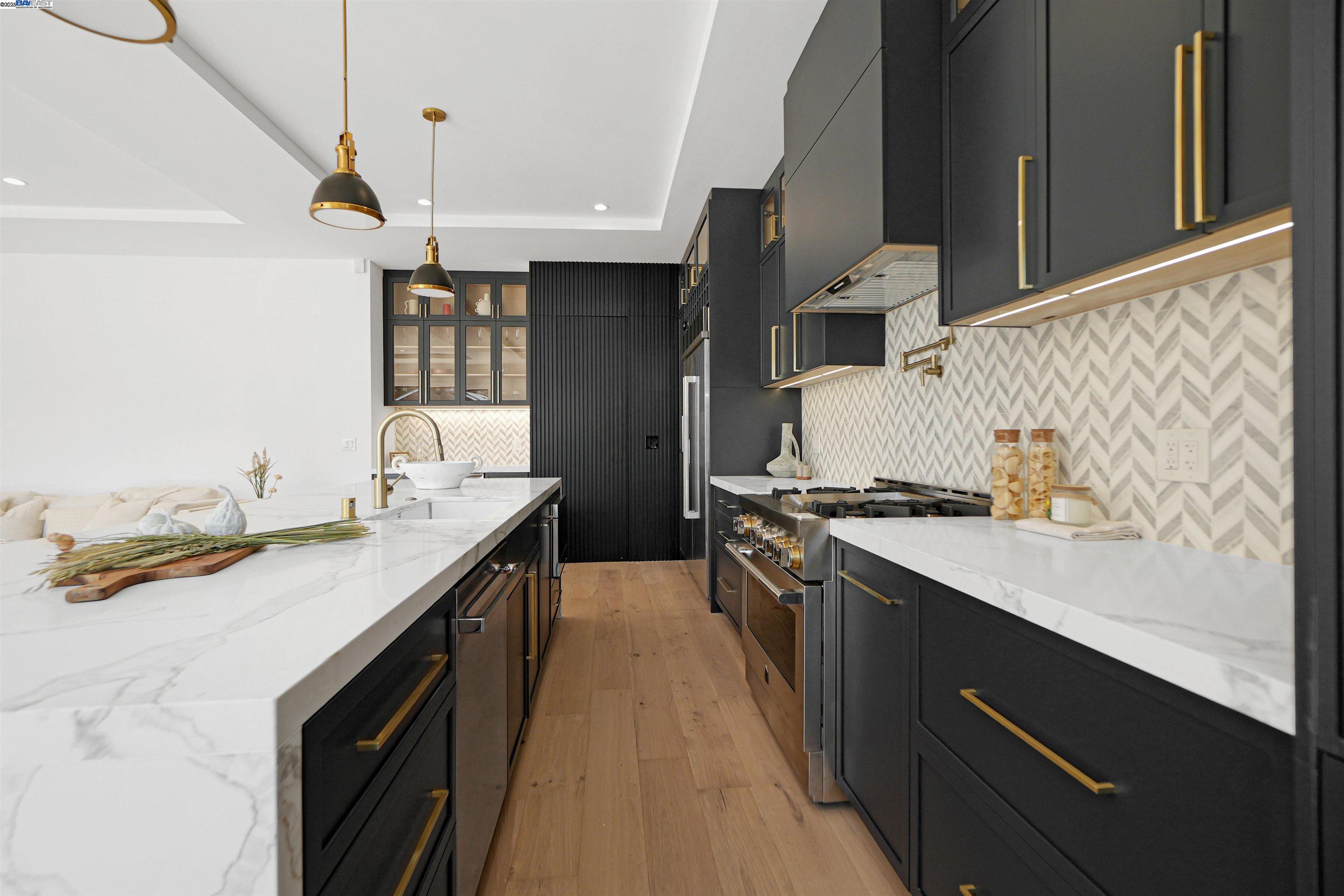 Detail Gallery Image 15 of 60 For 5229 Miles Ave, Oakland,  CA 94618 - 6 Beds | 6/1 Baths