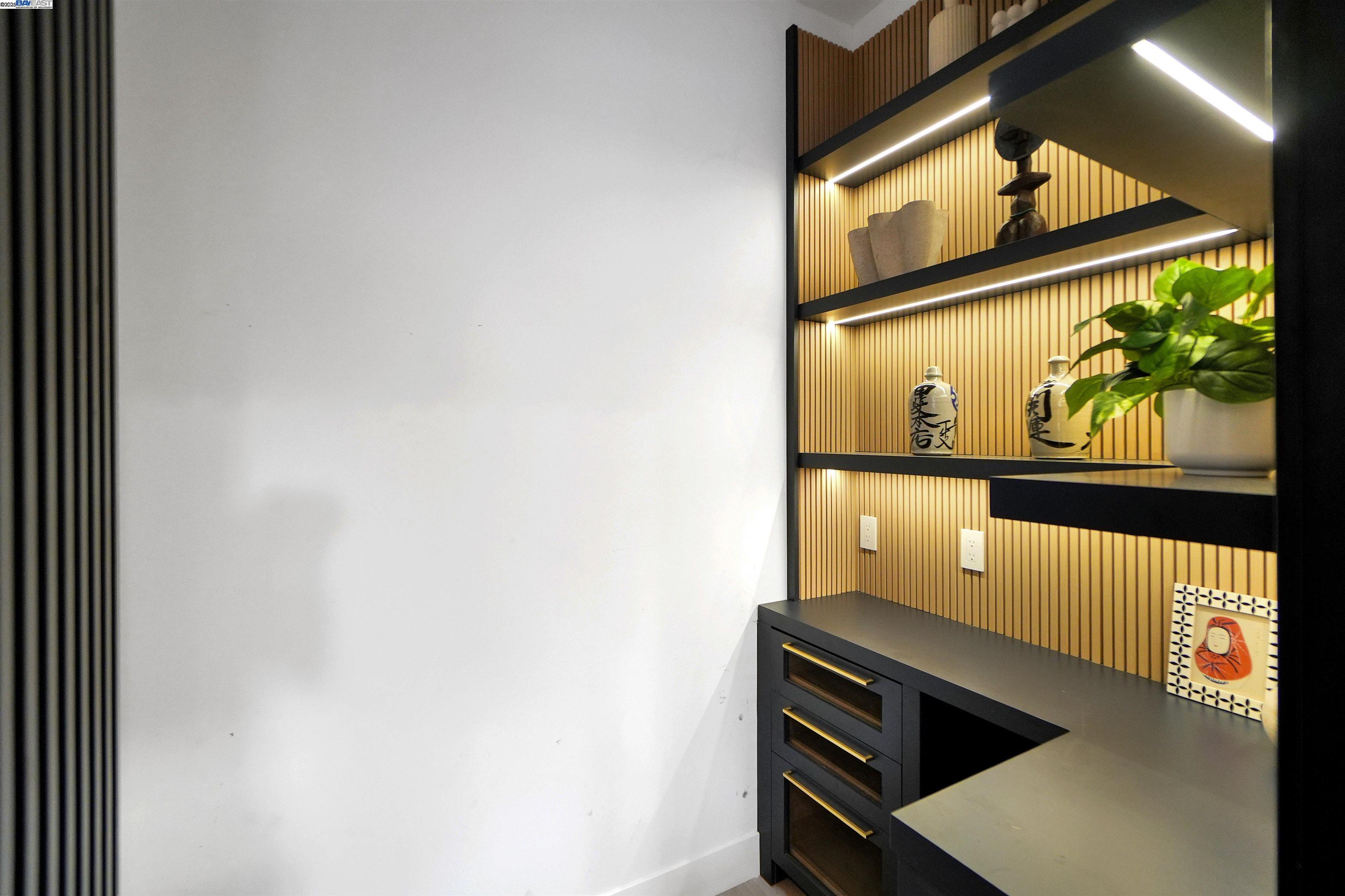 Detail Gallery Image 17 of 60 For 5229 Miles Ave, Oakland,  CA 94618 - 6 Beds | 6/1 Baths