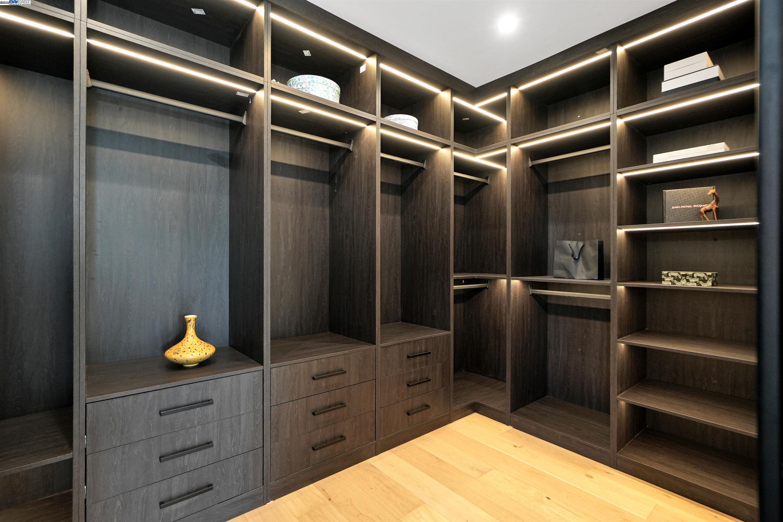 Detail Gallery Image 37 of 60 For 5229 Miles Ave, Oakland,  CA 94618 - 6 Beds | 6/1 Baths