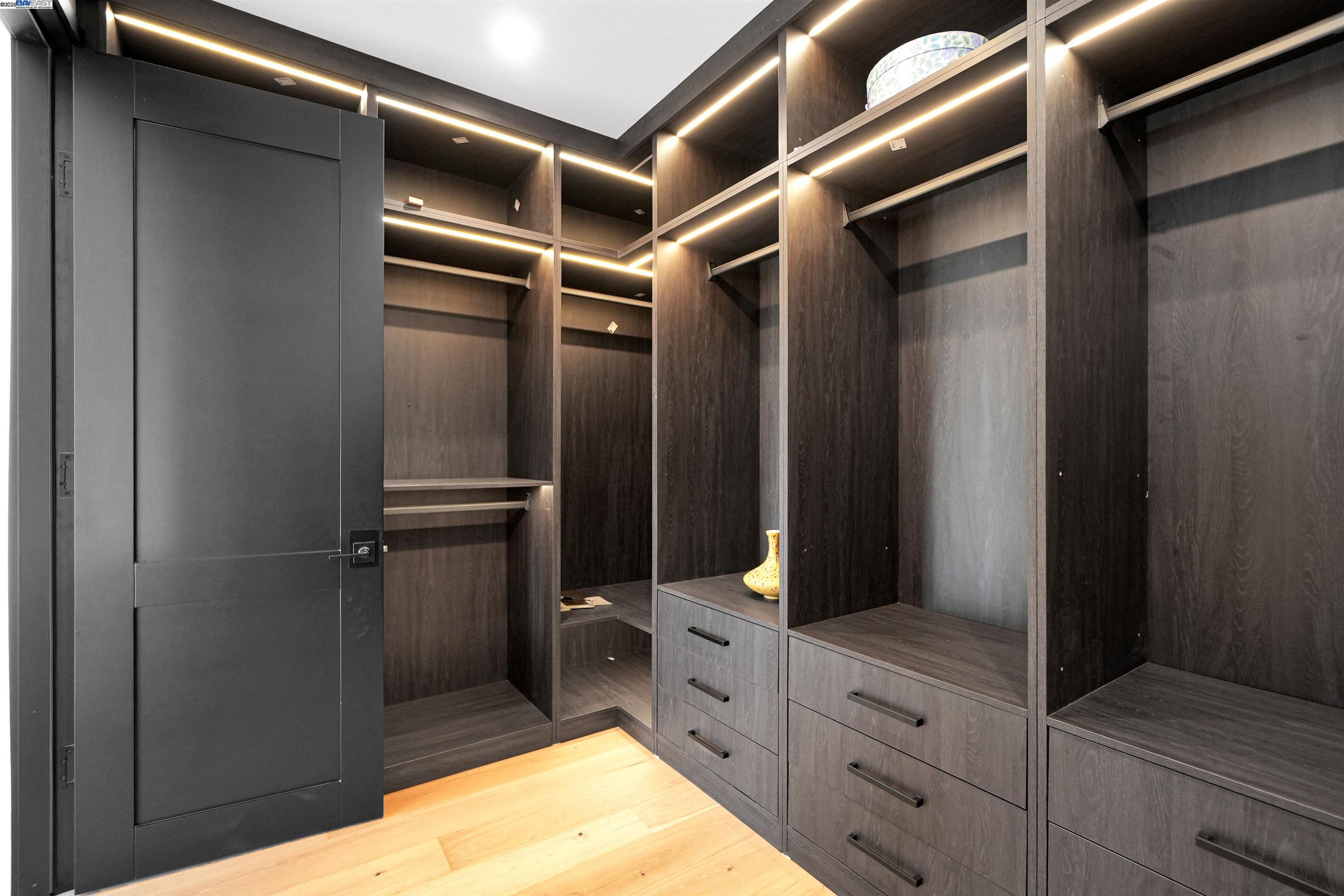 Detail Gallery Image 38 of 60 For 5229 Miles Ave, Oakland,  CA 94618 - 6 Beds | 6/1 Baths