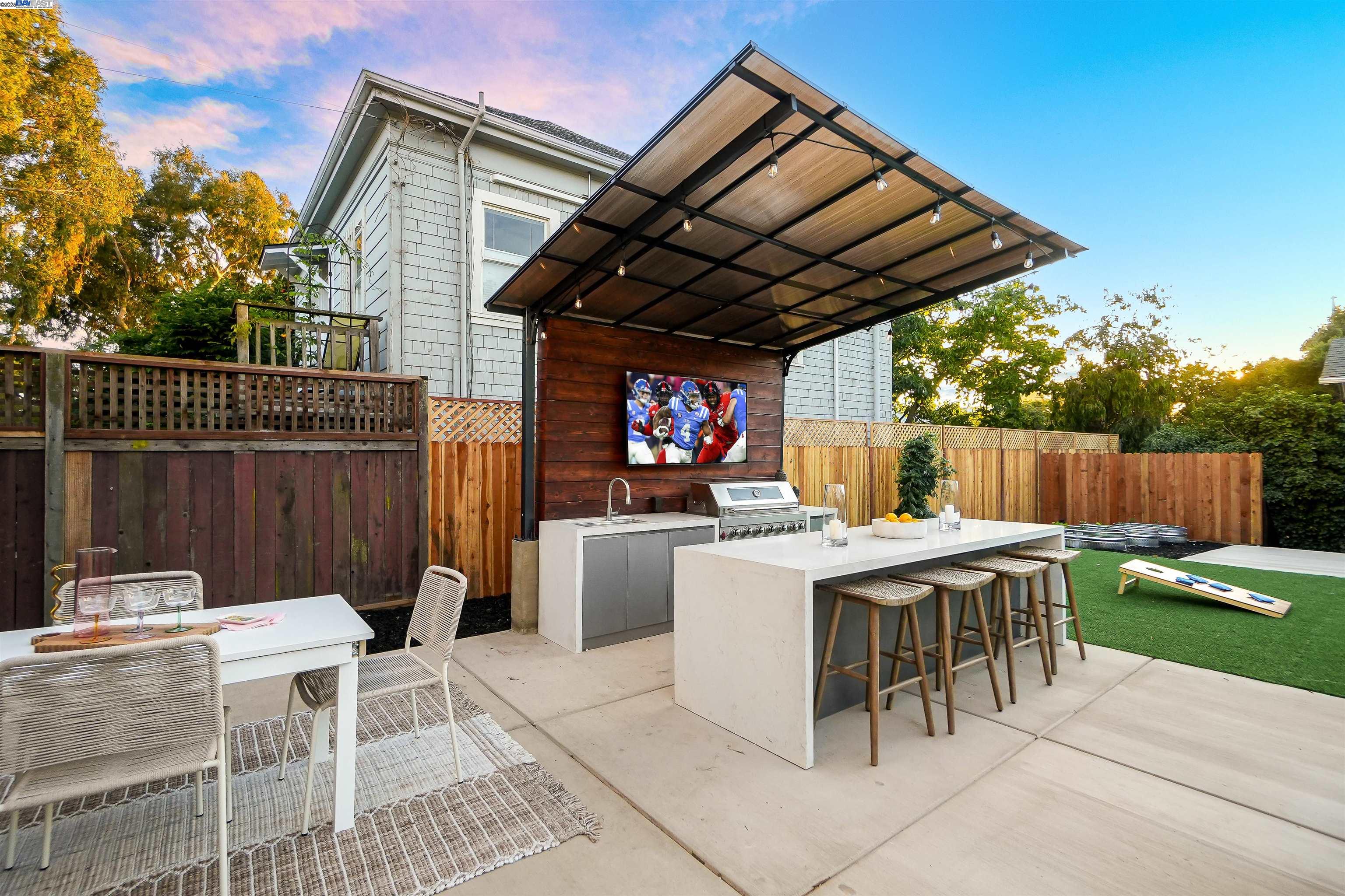 Detail Gallery Image 45 of 60 For 5229 Miles Ave, Oakland,  CA 94618 - 6 Beds | 6/1 Baths