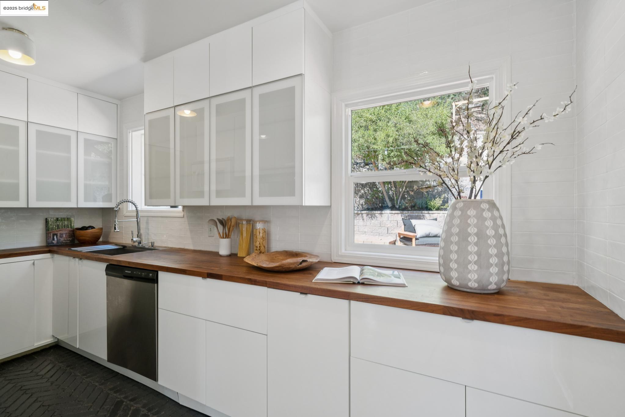 Detail Gallery Image 2 of 49 For 5673 Florence Ter, Oakland,  CA 94611 - 2 Beds | 2 Baths