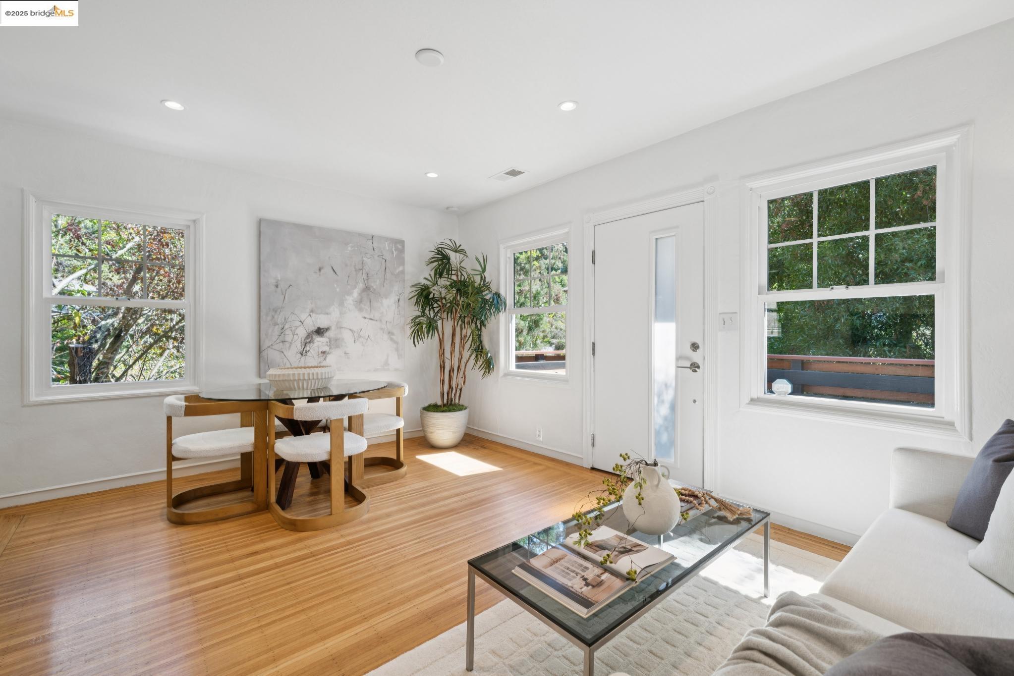 Detail Gallery Image 11 of 49 For 5673 Florence Ter, Oakland,  CA 94611 - 2 Beds | 2 Baths