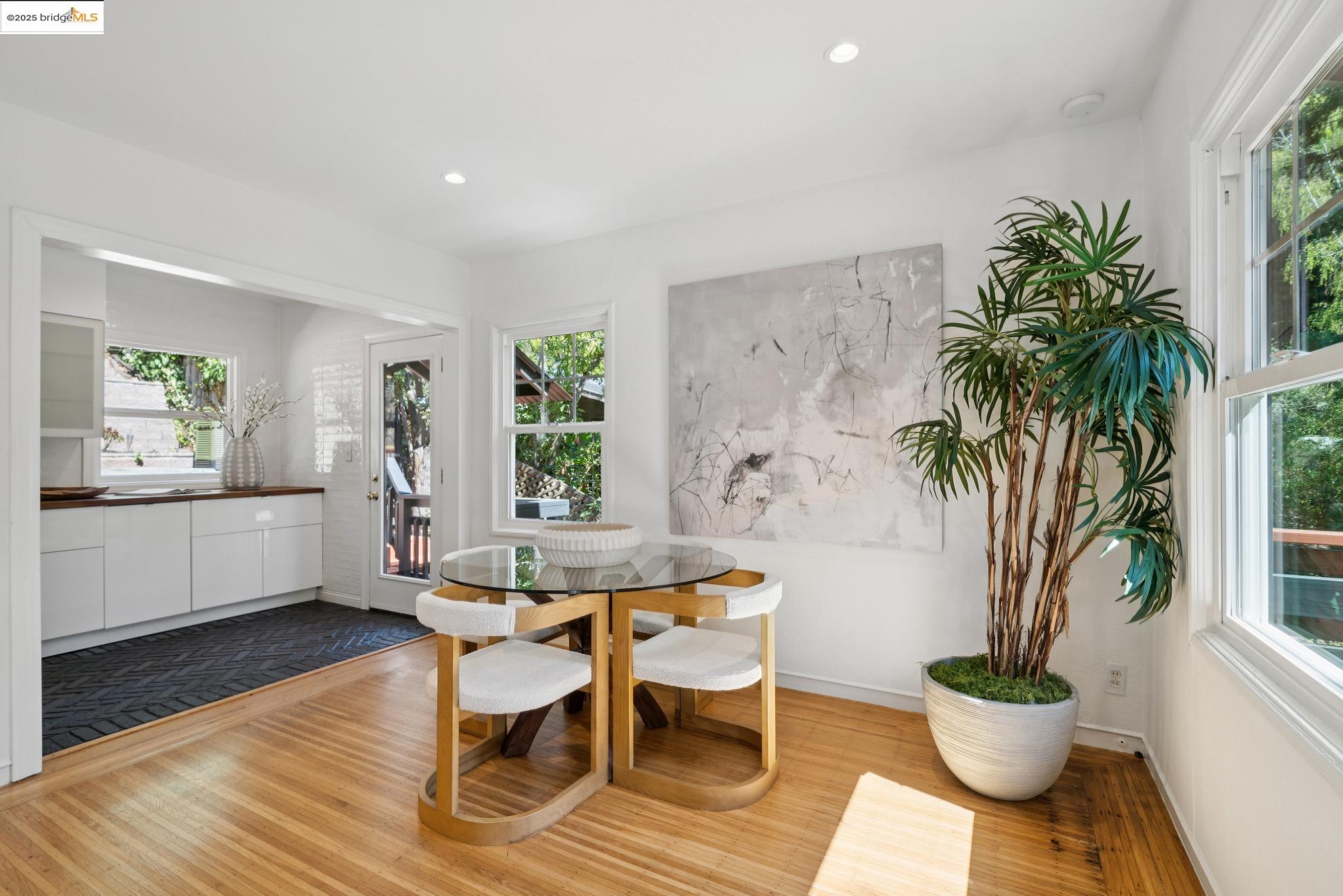 Detail Gallery Image 15 of 49 For 5673 Florence Ter, Oakland,  CA 94611 - 2 Beds | 2 Baths