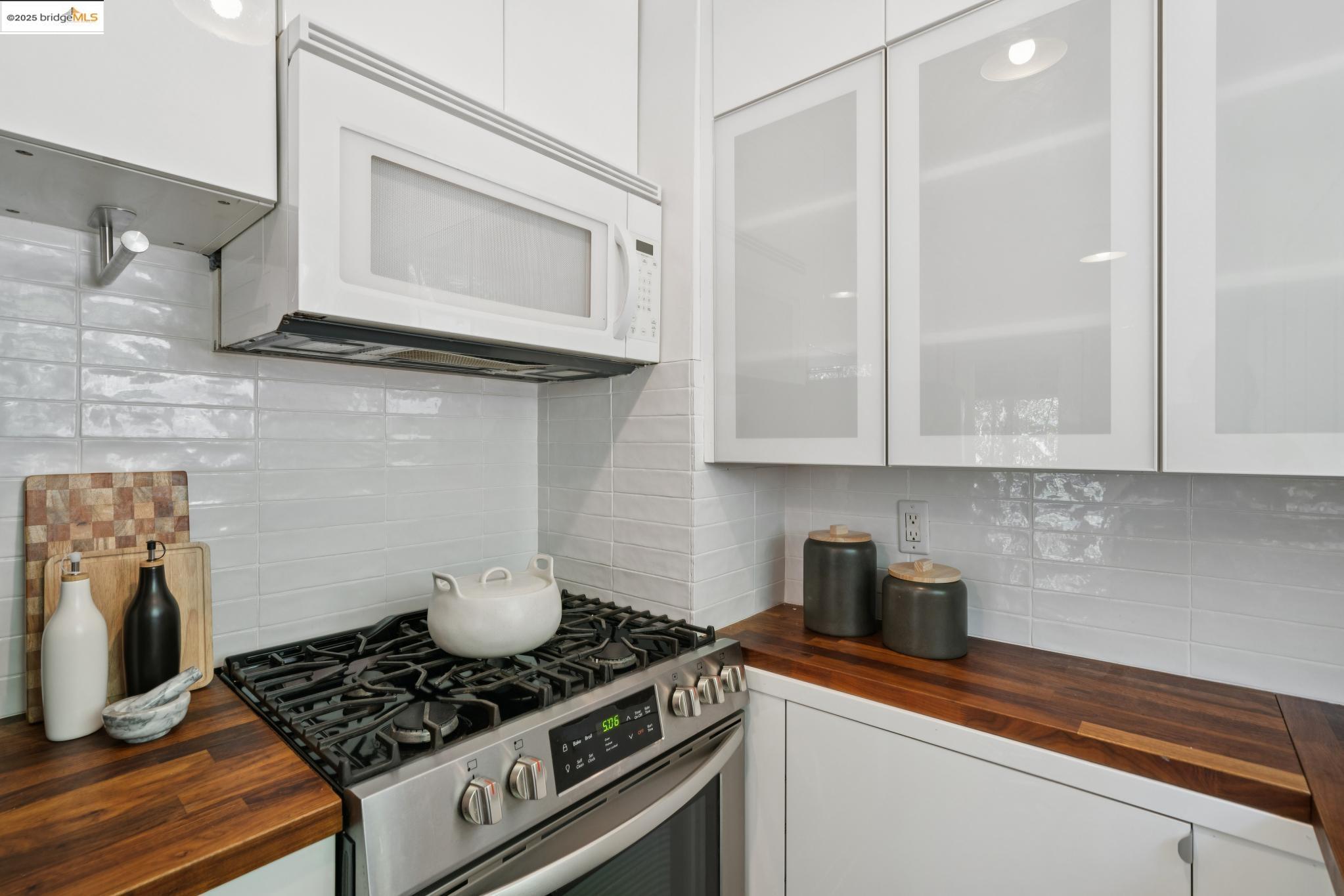 Detail Gallery Image 18 of 49 For 5673 Florence Ter, Oakland,  CA 94611 - 2 Beds | 2 Baths