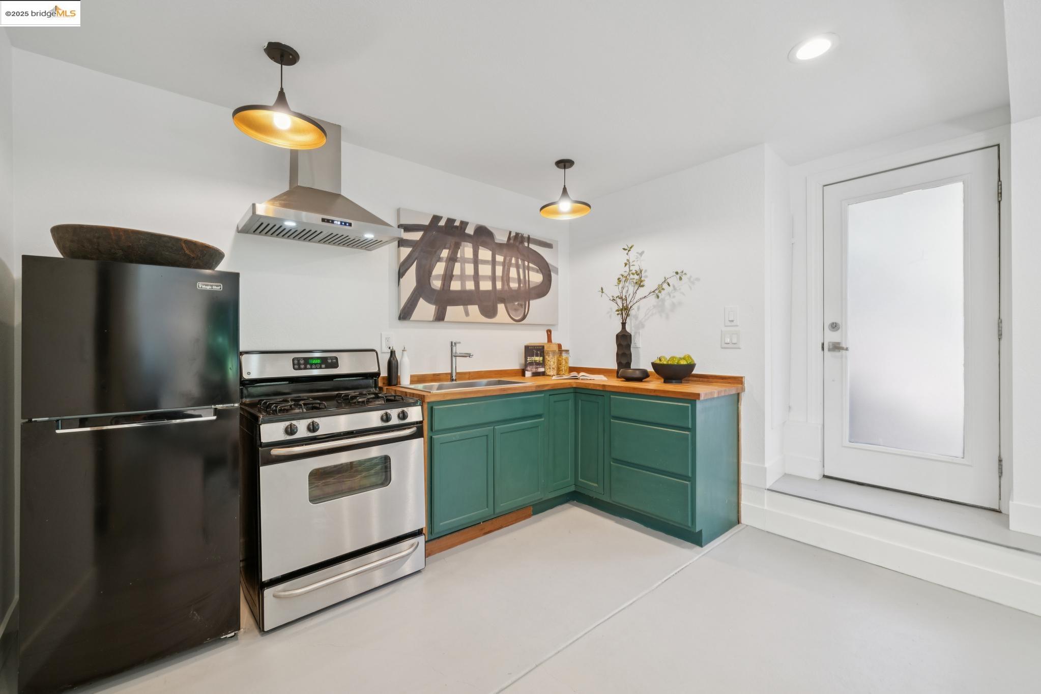 Detail Gallery Image 33 of 49 For 5673 Florence Ter, Oakland,  CA 94611 - 2 Beds | 2 Baths