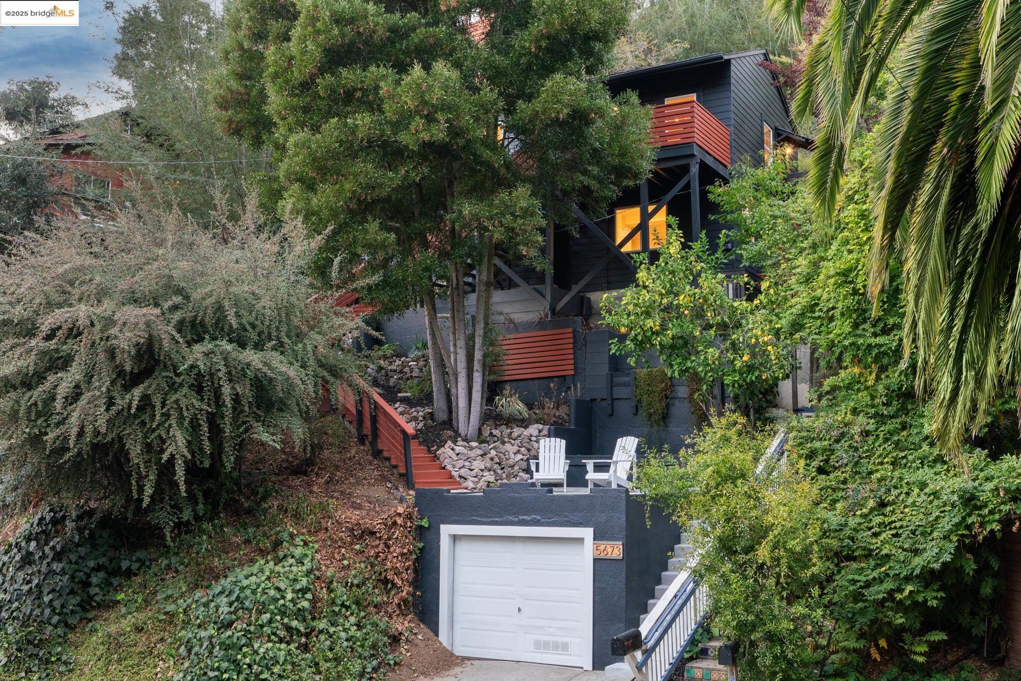 Detail Gallery Image 5 of 49 For 5673 Florence Ter, Oakland,  CA 94611 - 2 Beds | 2 Baths