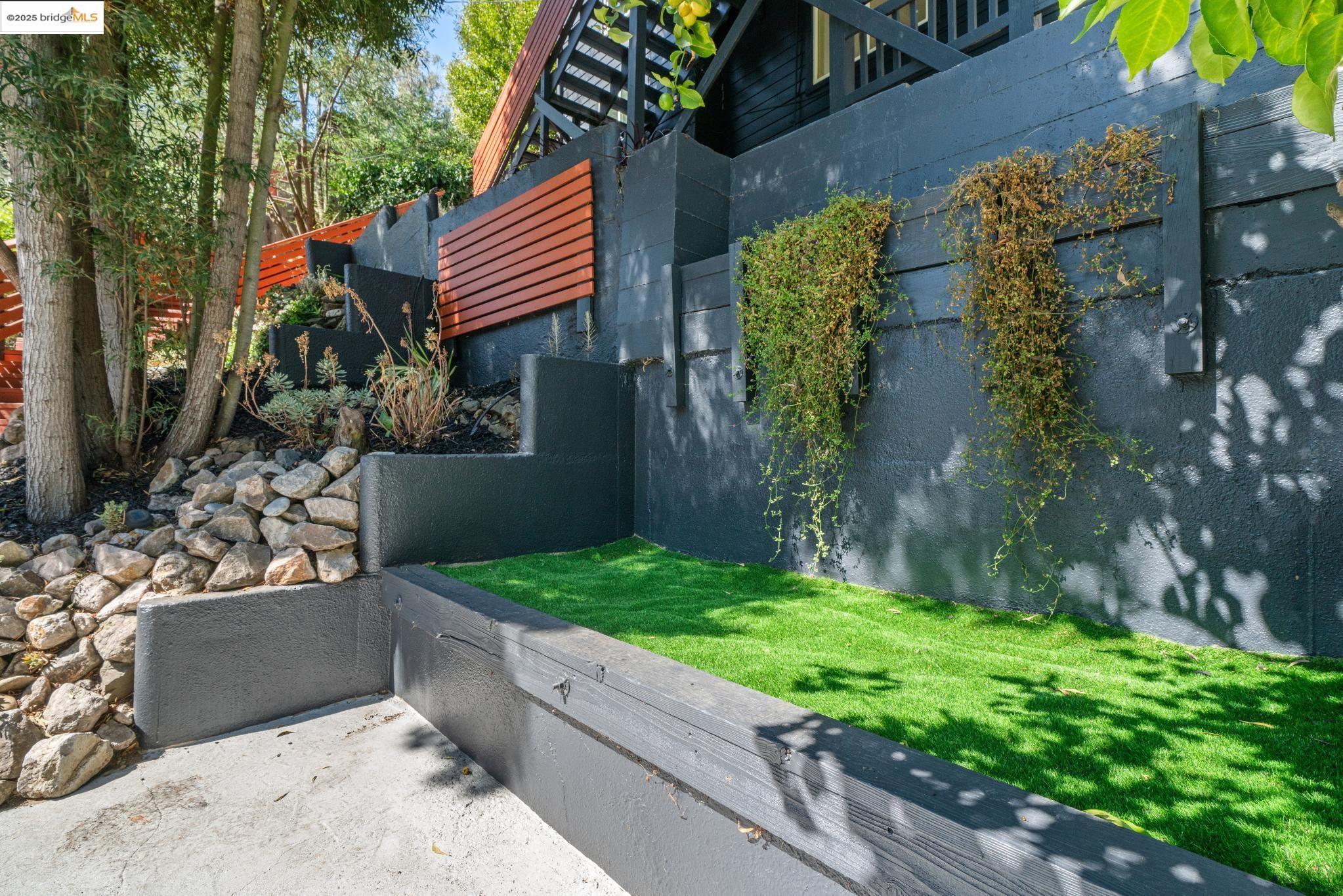 Detail Gallery Image 8 of 49 For 5673 Florence Ter, Oakland,  CA 94611 - 2 Beds | 2 Baths