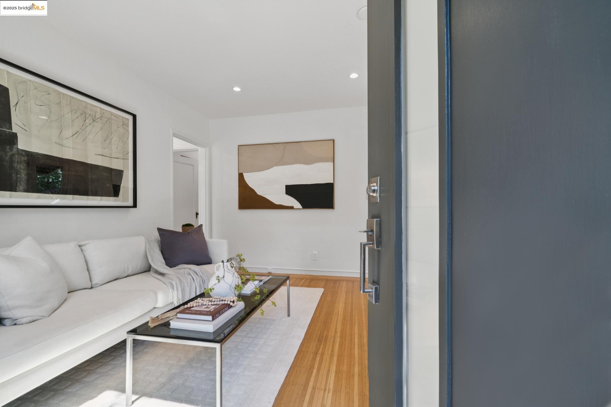 Detail Gallery Image 10 of 49 For 5673 Florence Ter, Oakland,  CA 94611 - 2 Beds | 2 Baths