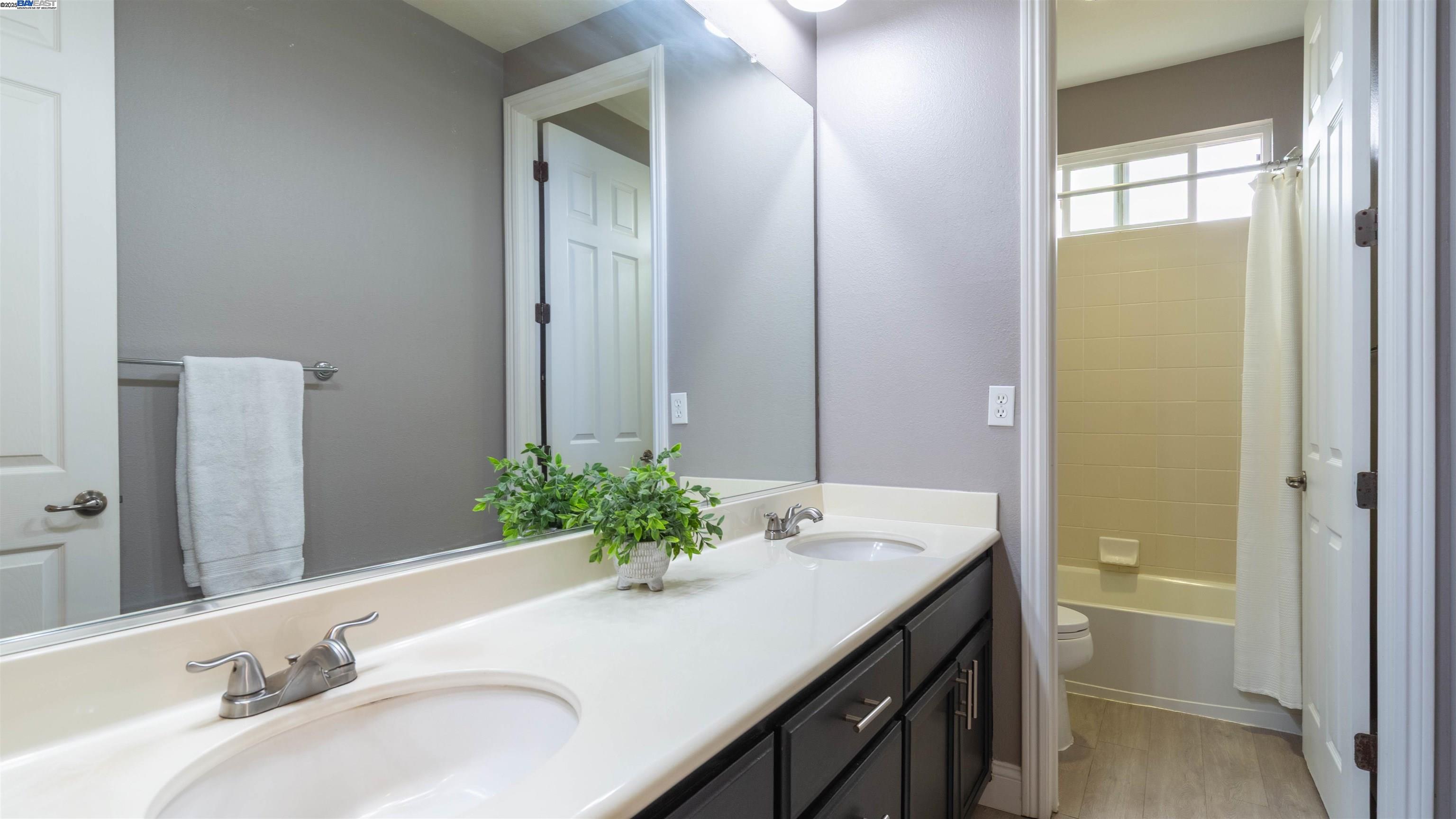 Detail Gallery Image 15 of 27 For 1052 Moss Ln, Lathrop,  CA 95330 - 5 Beds | 3 Baths