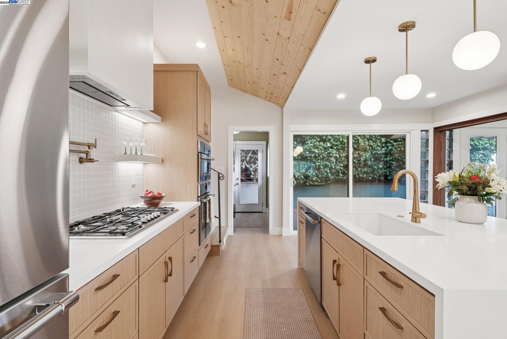 Detail Gallery Image 13 of 57 For 201 Amherst Ave, Kensington,  CA 94708 - 4 Beds | 2/1 Baths