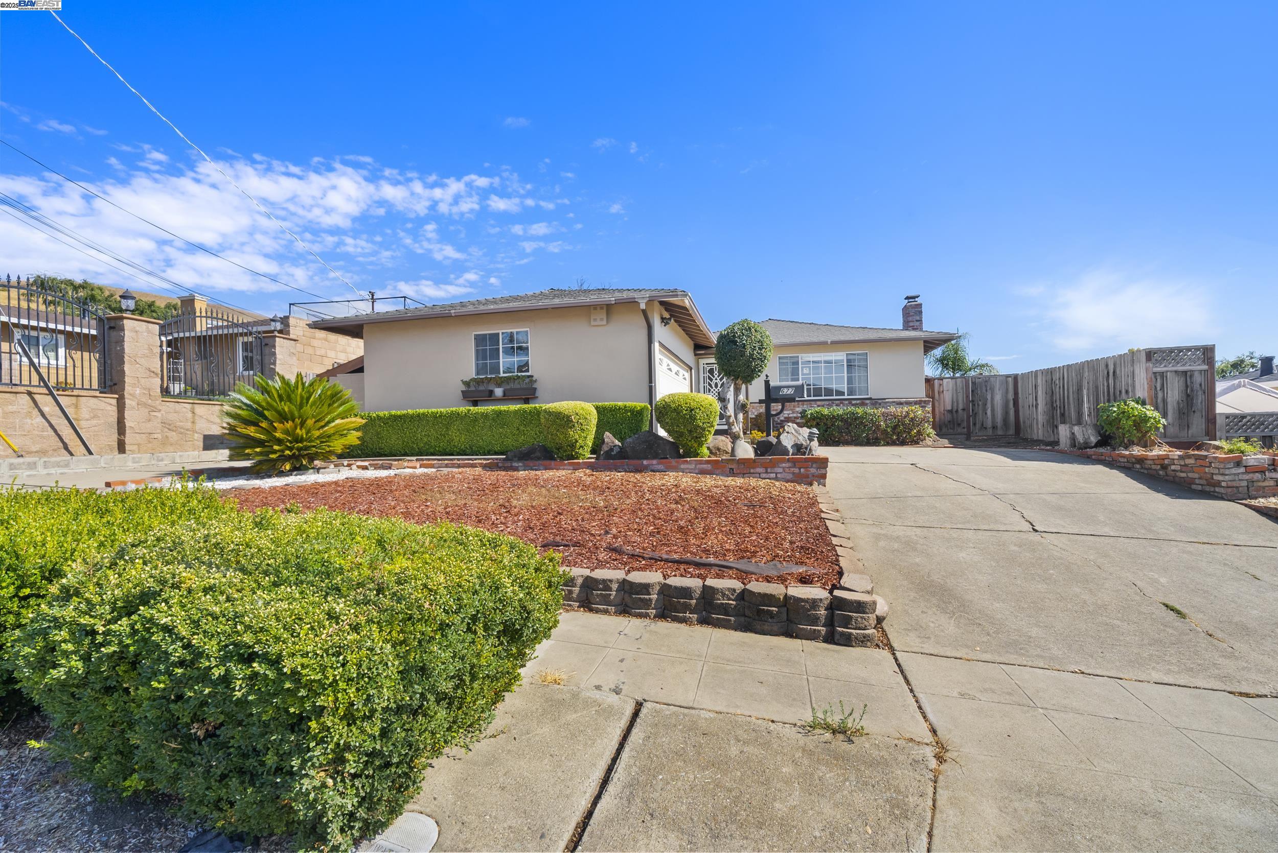 Detail Gallery Image 2 of 24 For 677 Fairway St, Hayward,  CA 94544 - 3 Beds | 2 Baths