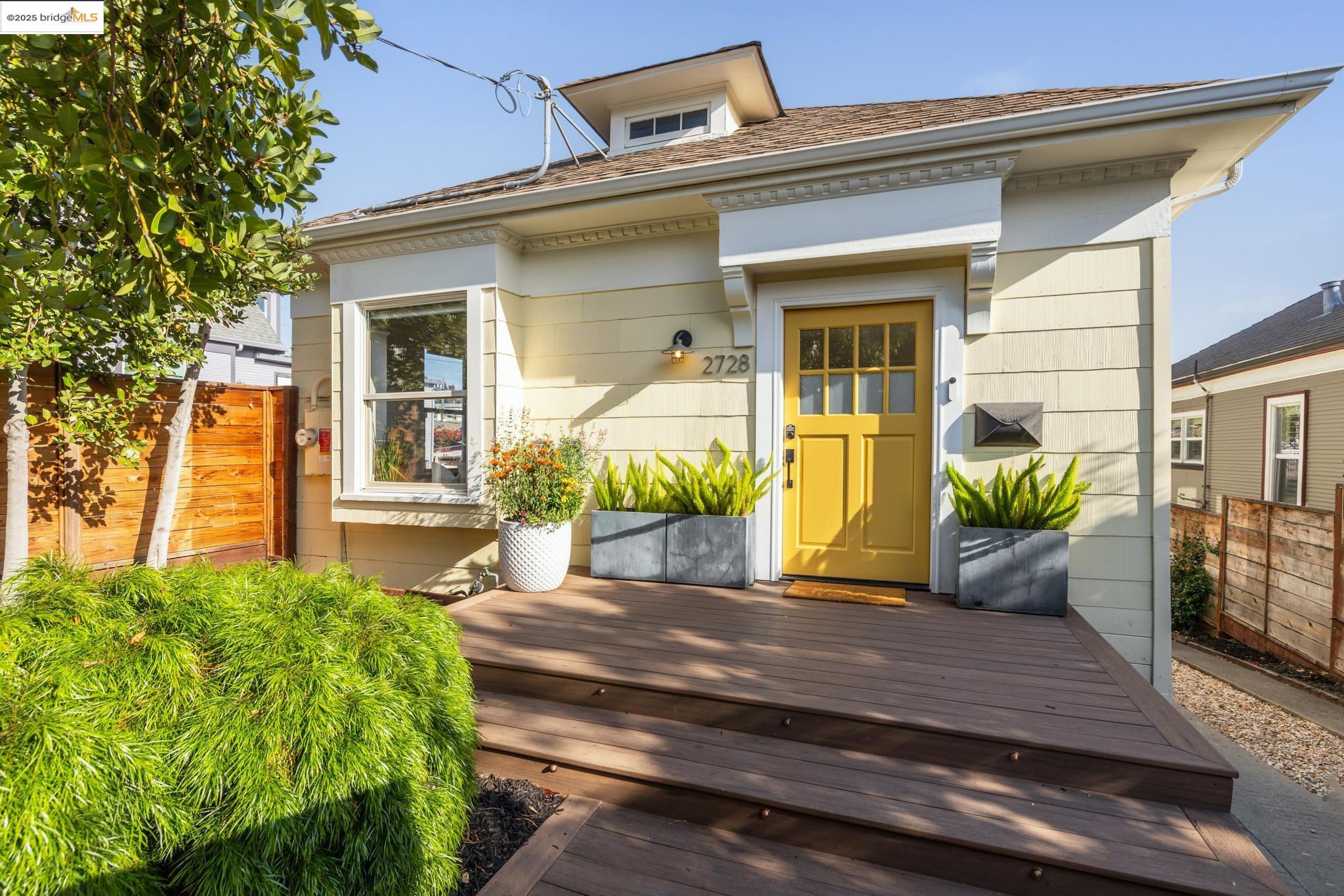 Detail Gallery Image 2 of 35 For 2728 12th Ave, Oakland,  CA 94606 - 2 Beds | 1 Baths