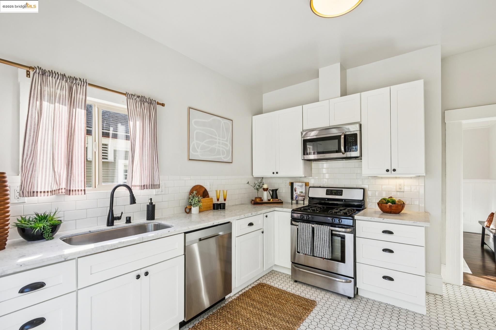 Detail Gallery Image 13 of 35 For 2728 12th Ave, Oakland,  CA 94606 - 2 Beds | 1 Baths