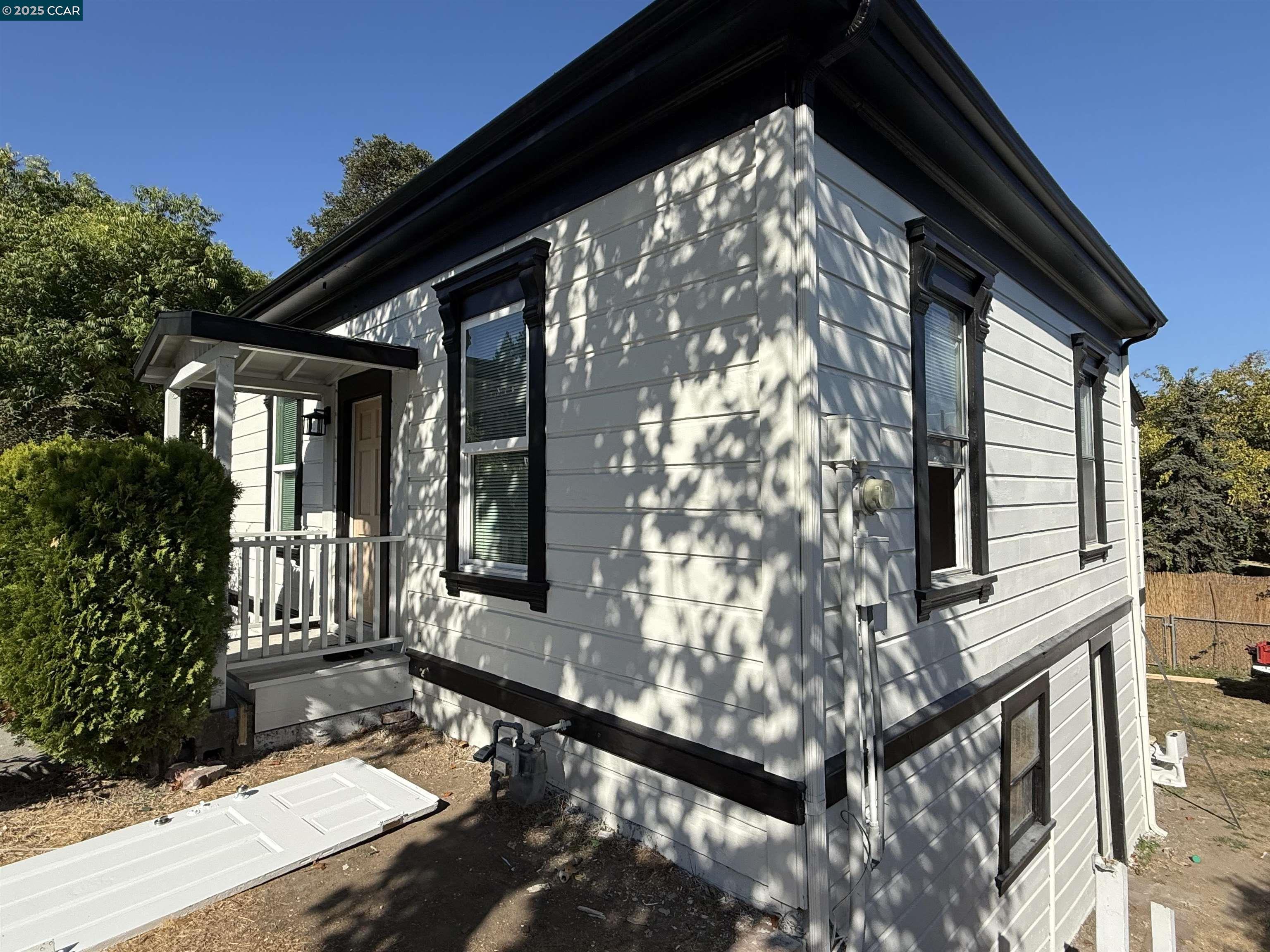 Detail Gallery Image 2 of 9 For 2186 San Pablo Ave., Pinole,  CA 94564 - 3 Beds | 1 Baths