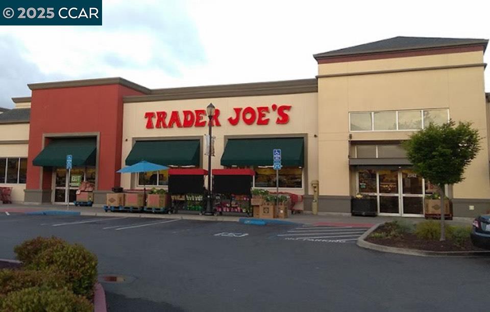 Detail Gallery Image 5 of 9 For 2186 San Pablo Ave., Pinole,  CA 94564 - 3 Beds | 1 Baths