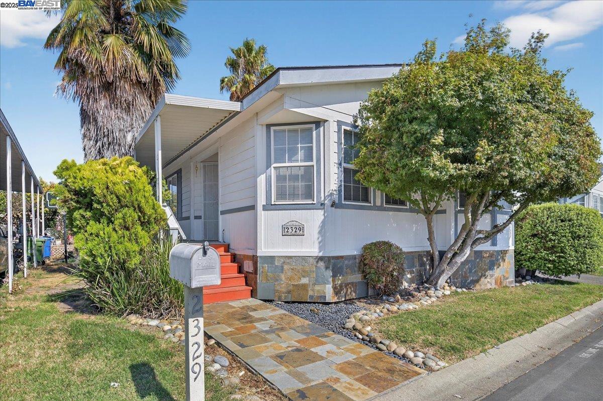 Detail Gallery Image 2 of 36 For 2329 Bridwell Way, Hayward,  CA 94545 - 3 Beds | 2 Baths