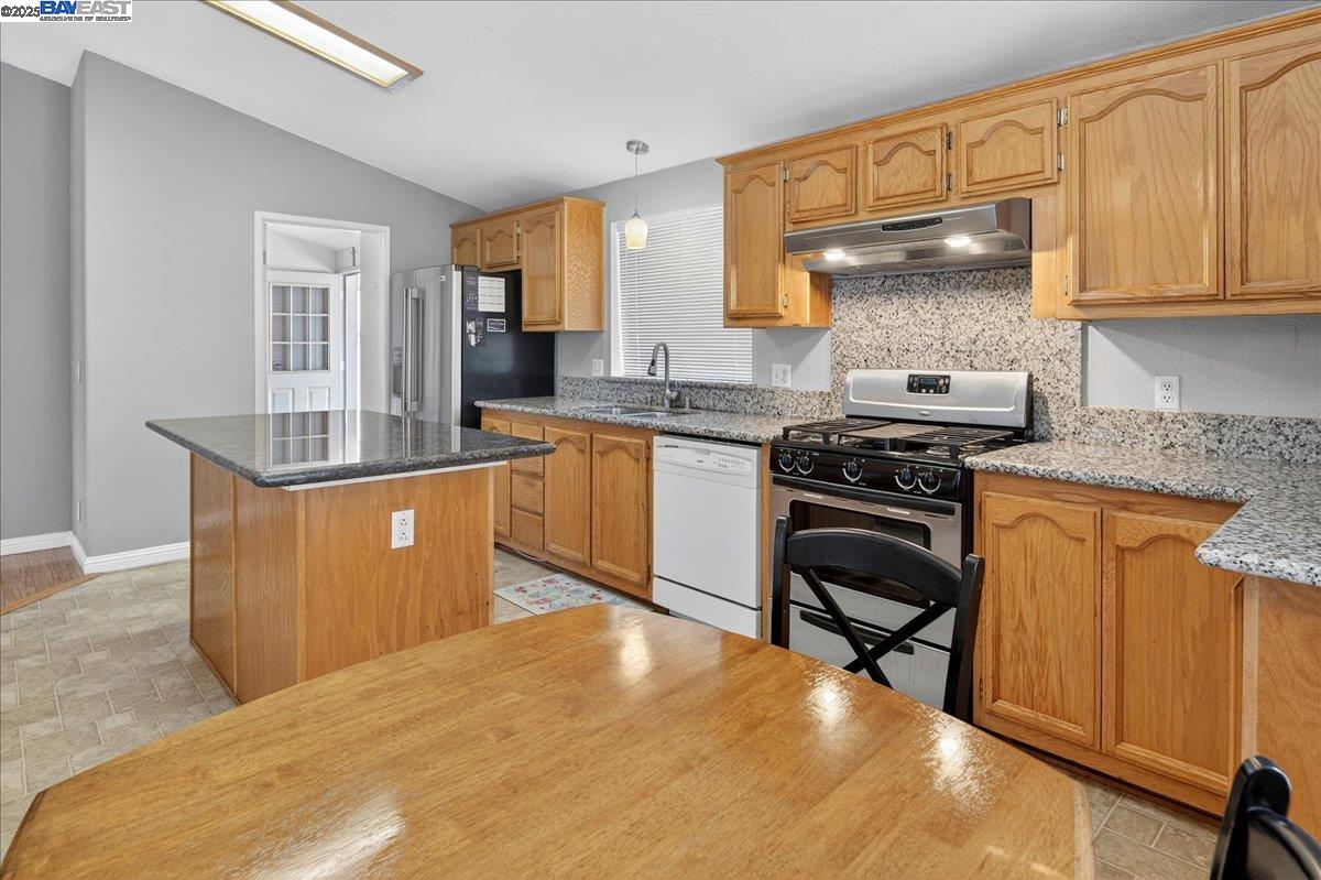 Detail Gallery Image 16 of 36 For 2329 Bridwell Way, Hayward,  CA 94545 - 3 Beds | 2 Baths