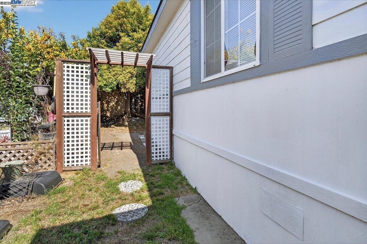 Detail Gallery Image 34 of 36 For 2329 Bridwell Way, Hayward,  CA 94545 - 3 Beds | 2 Baths