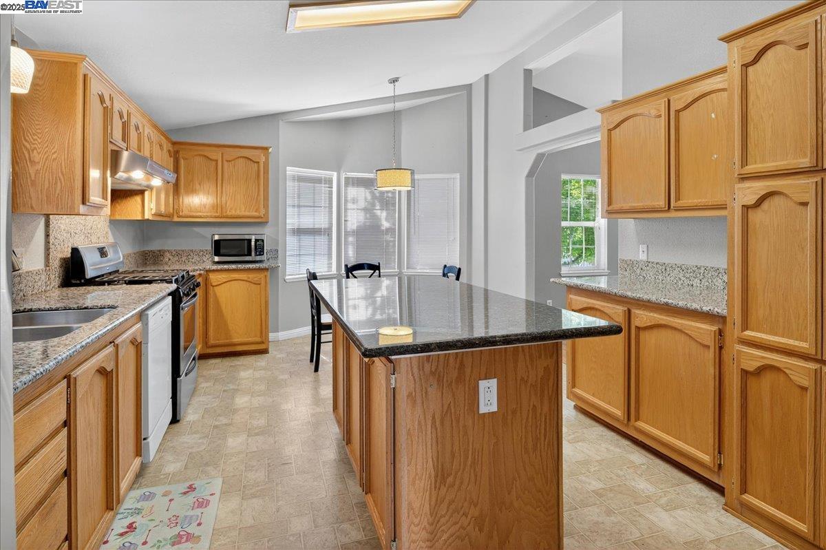 Detail Gallery Image 5 of 36 For 2329 Bridwell Way, Hayward,  CA 94545 - 3 Beds | 2 Baths