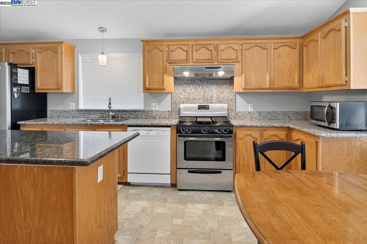 Detail Gallery Image 6 of 36 For 2329 Bridwell Way, Hayward,  CA 94545 - 3 Beds | 2 Baths