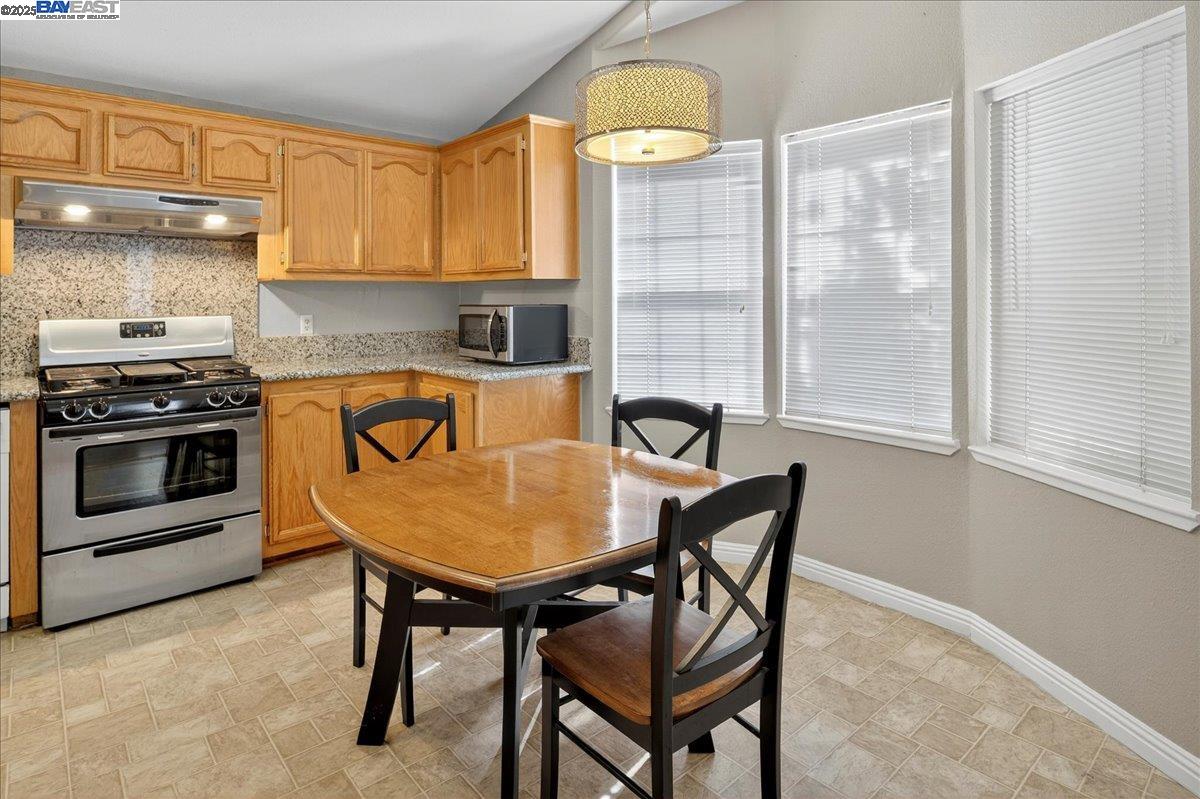 Detail Gallery Image 7 of 36 For 2329 Bridwell Way, Hayward,  CA 94545 - 3 Beds | 2 Baths