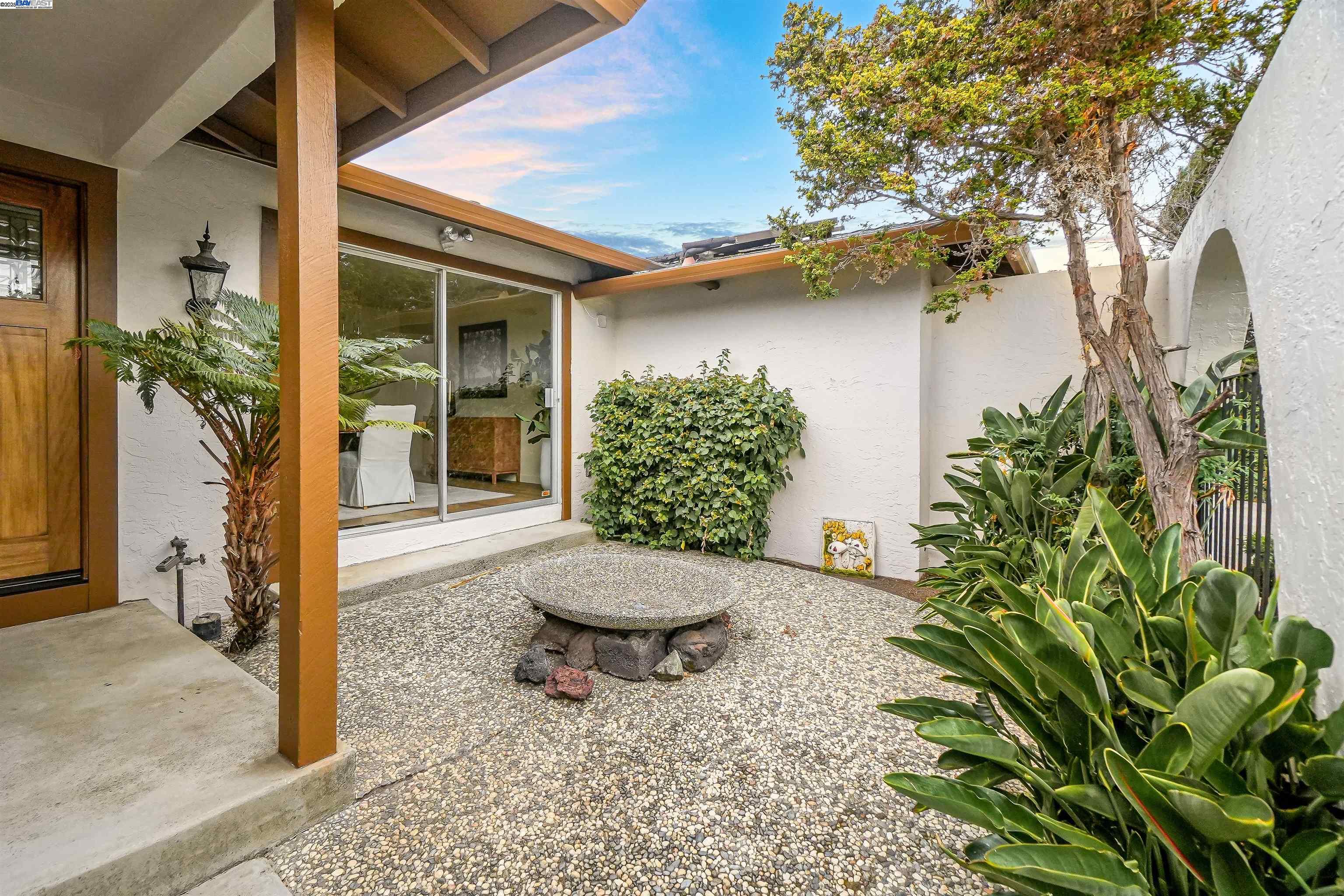 Detail Gallery Image 6 of 51 For 817 Cheyenne Dr, Walnut Creek,  CA 94598 - 5 Beds | 2/1 Baths