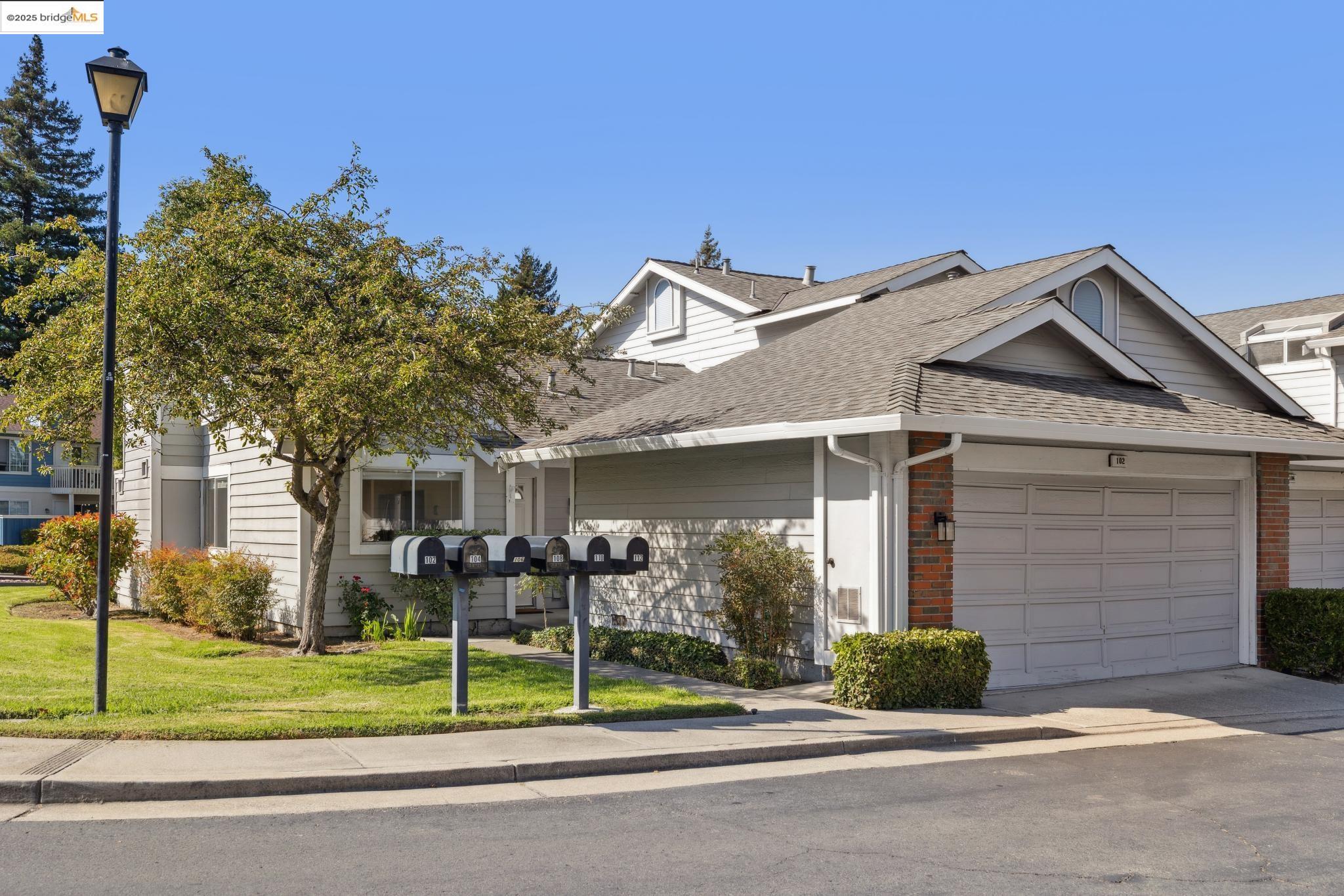 Browse active condo listings in GLENWOOD